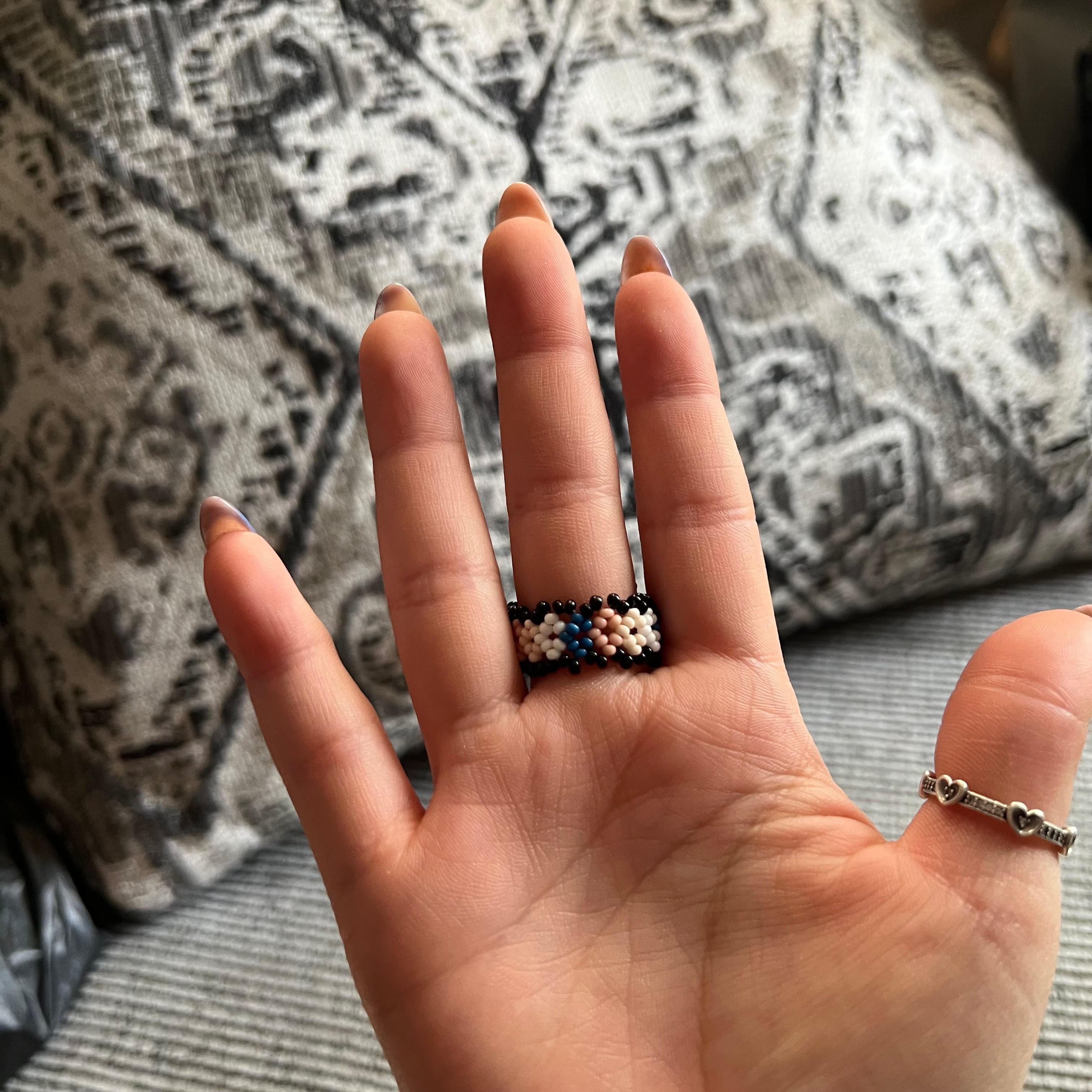 Anillo elástico huichol de cuentas de vidrio