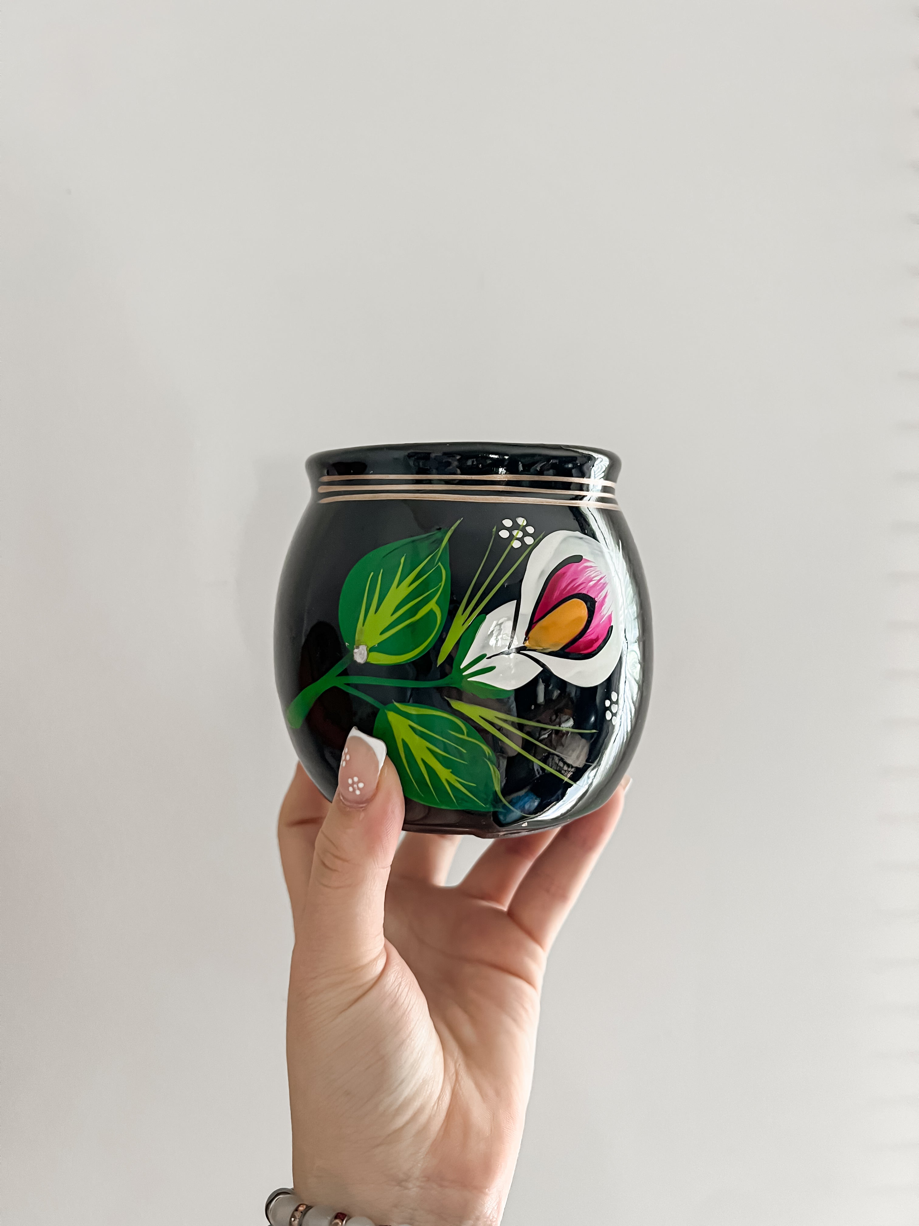 Taza Artesanal Floral de Cerámica Negra