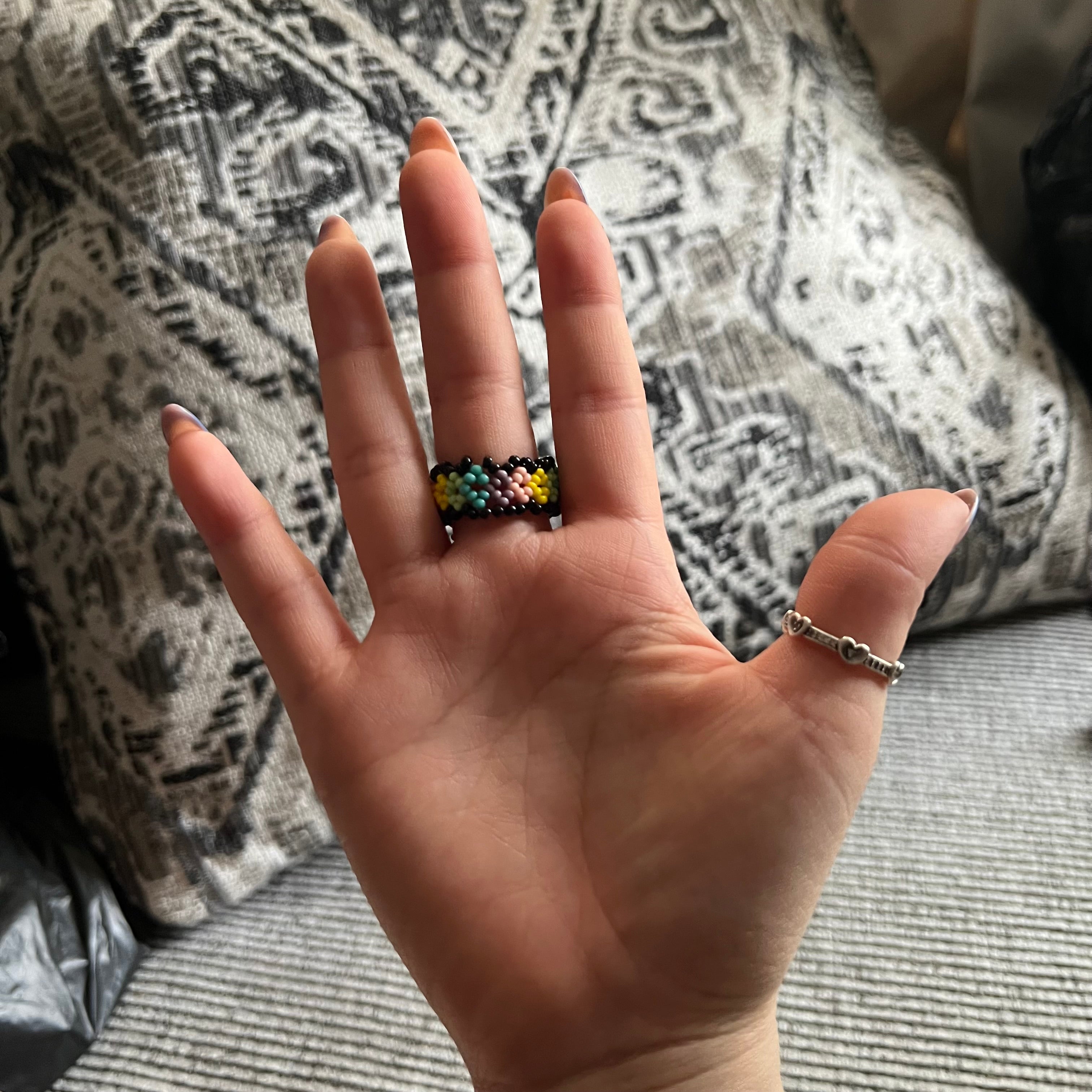 Anillo elástico huichol de cuentas de vidrio