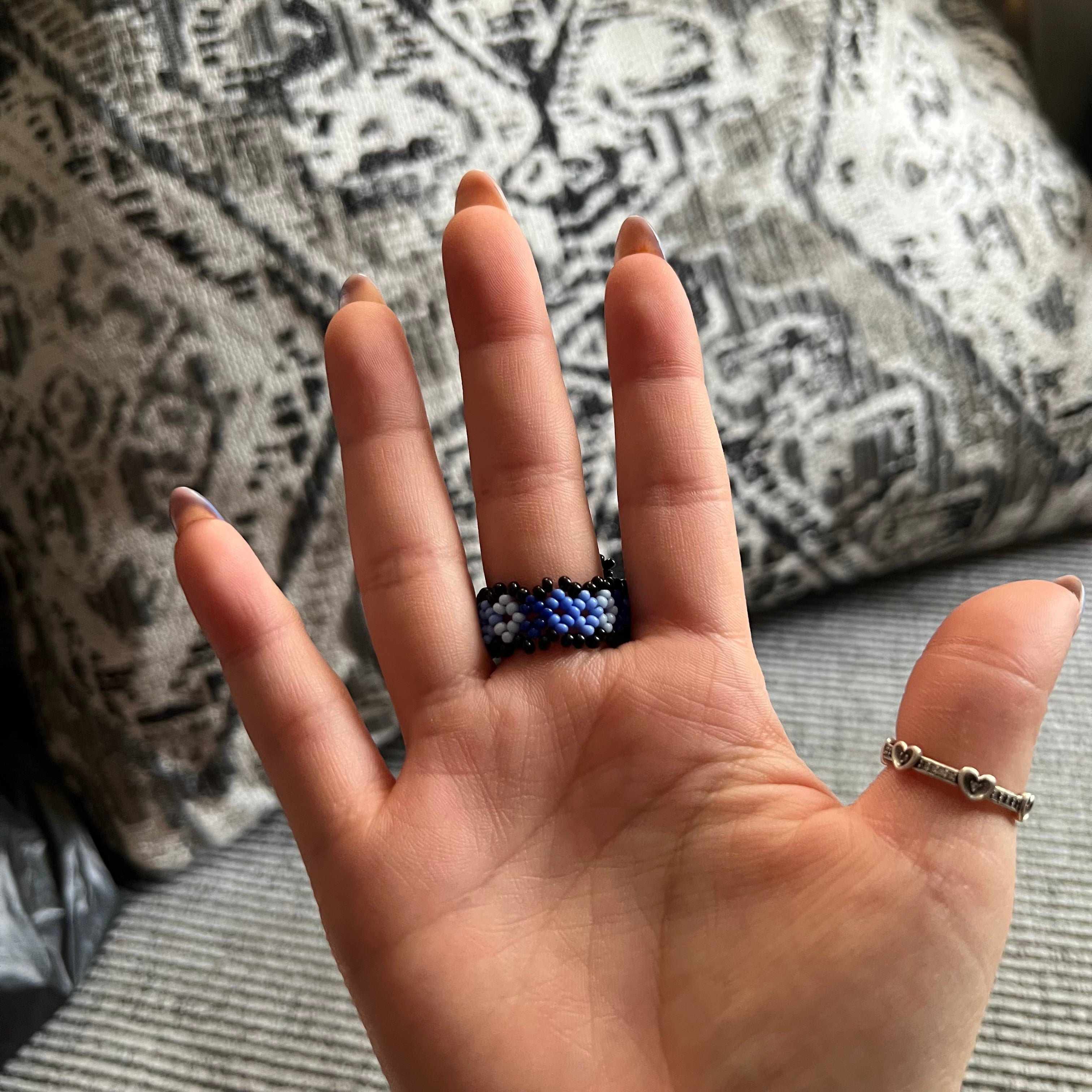 Anillo elástico huichol de cuentas de vidrio