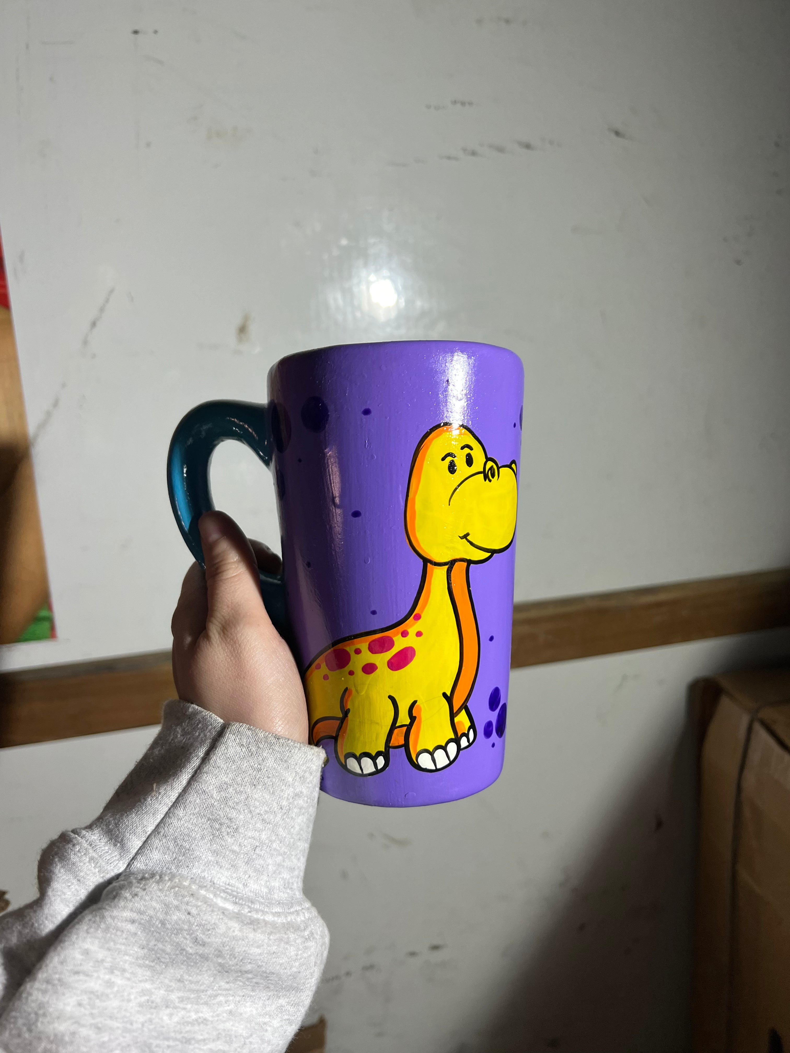 Taza con figuras de personajes