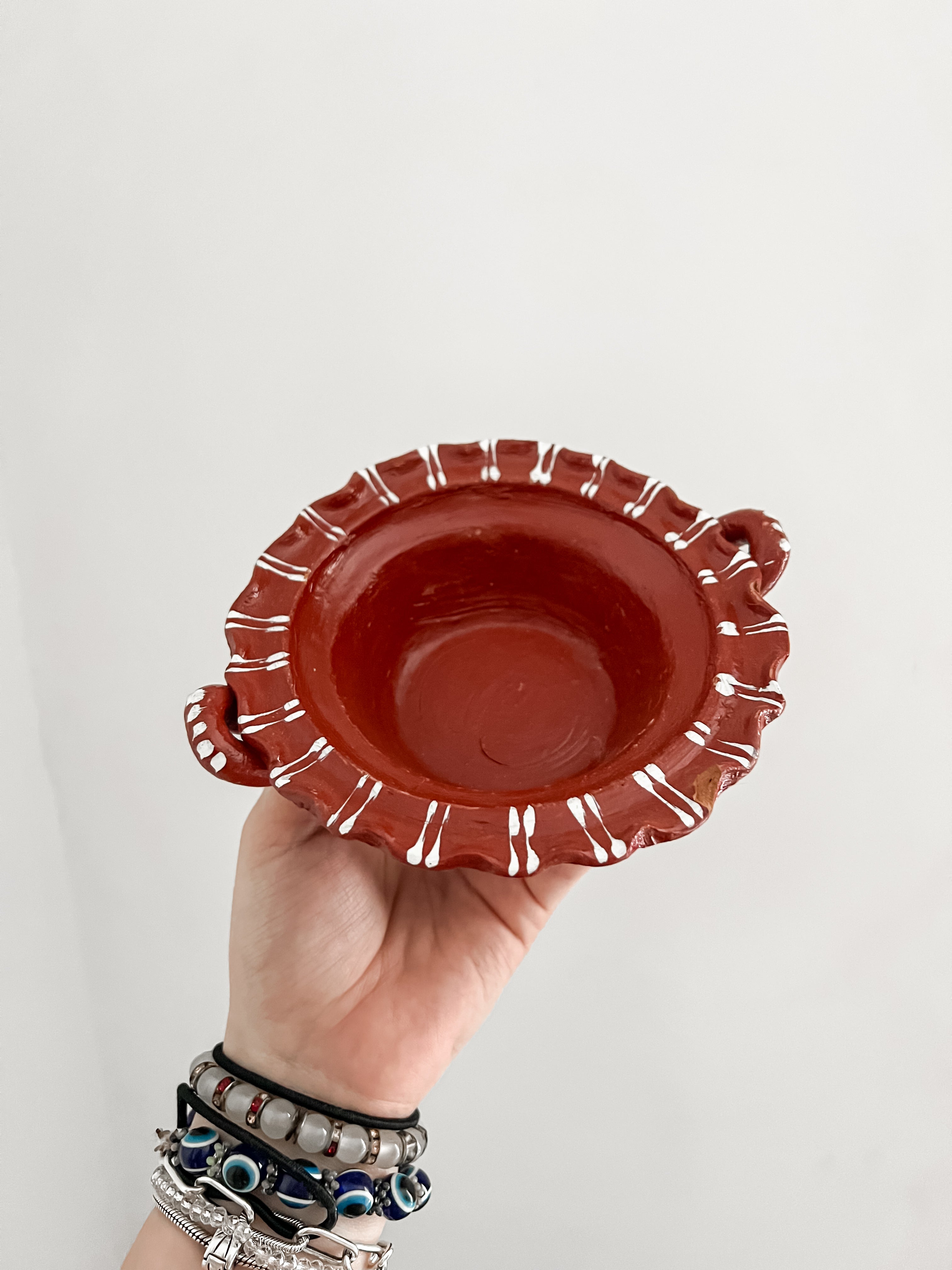 Salsera roja con tapa