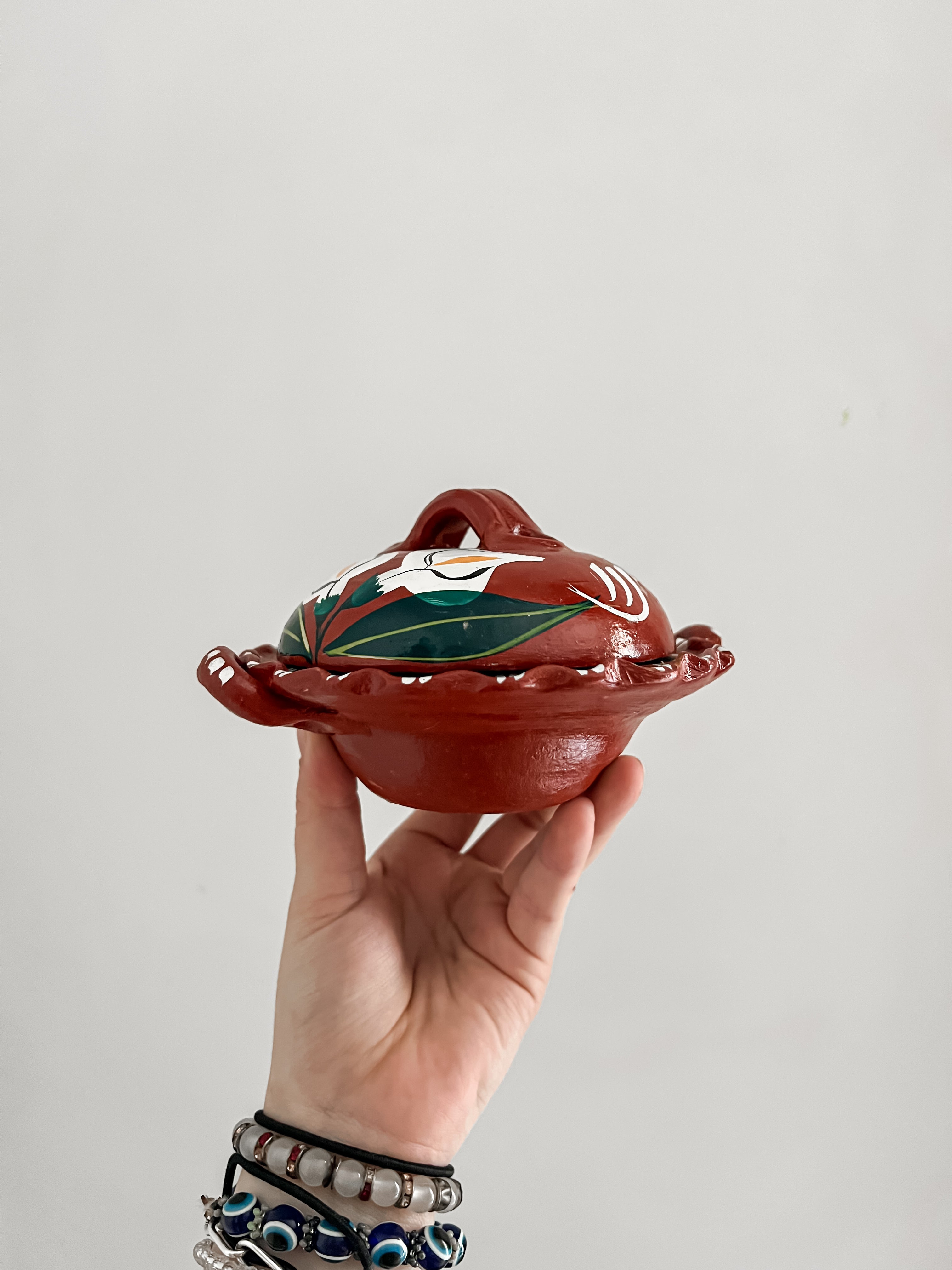 Salsera roja con tapa