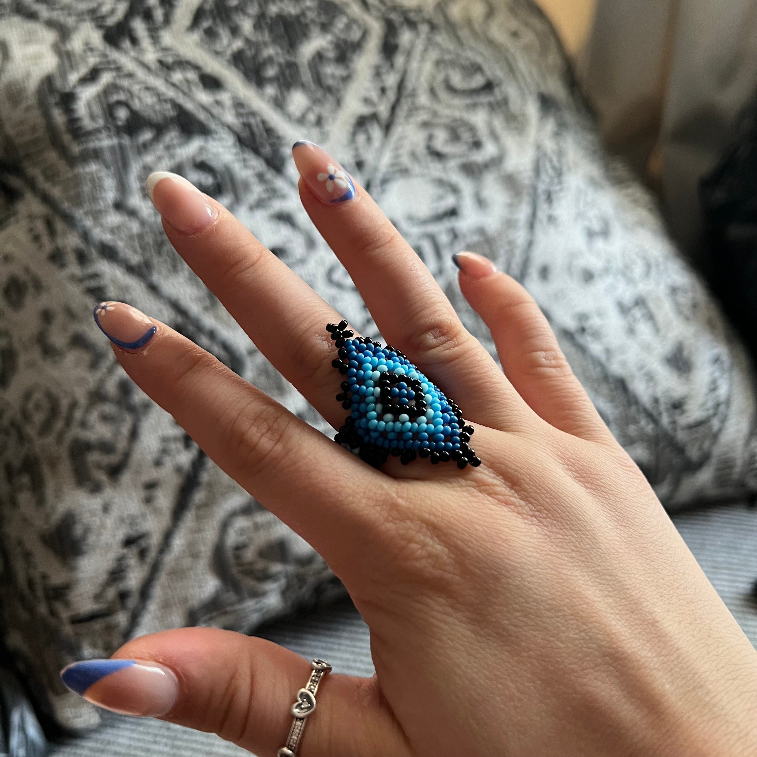 Anillo elástico huichol de cuentas de vidrio