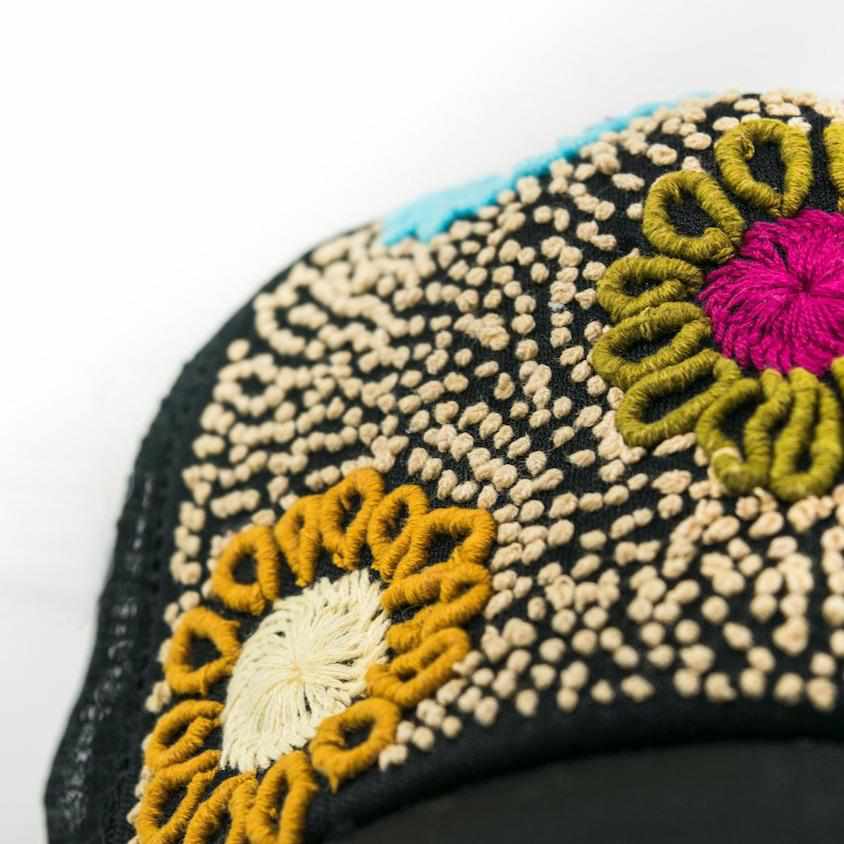 Gorra trucker Tulum bordada a mano con flores - México