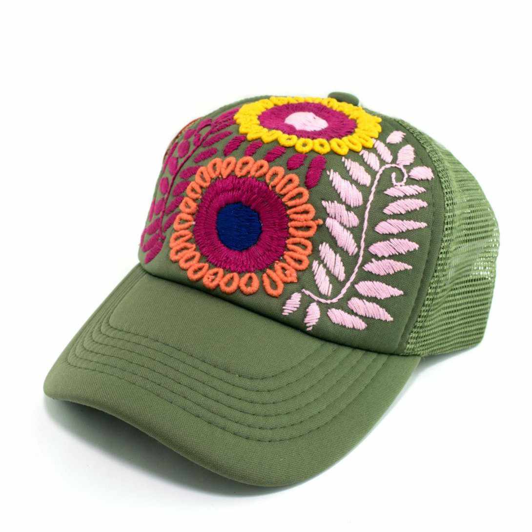 Gorra trucker Tulum bordada a mano con flores - México