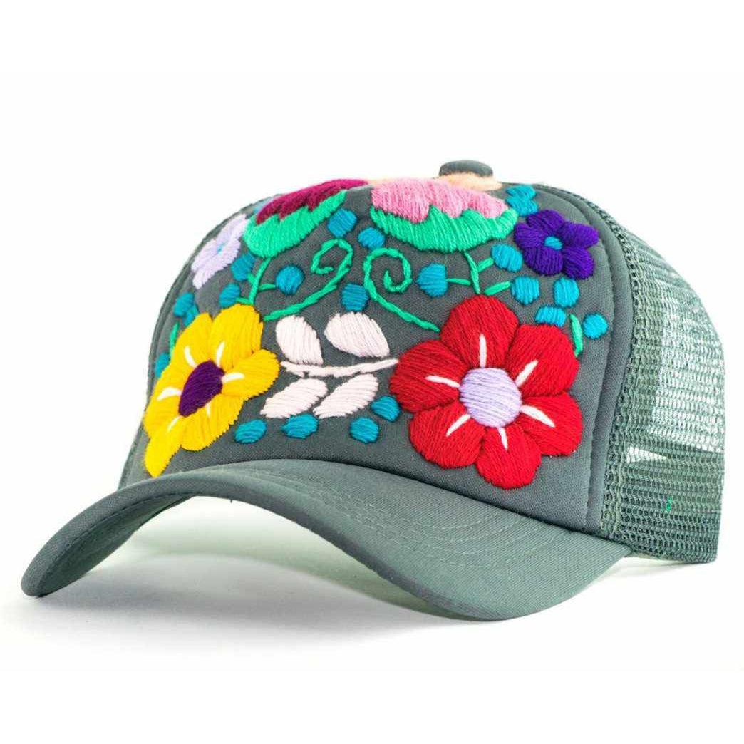 Gorra trucker Tulum bordada a mano con flores - México