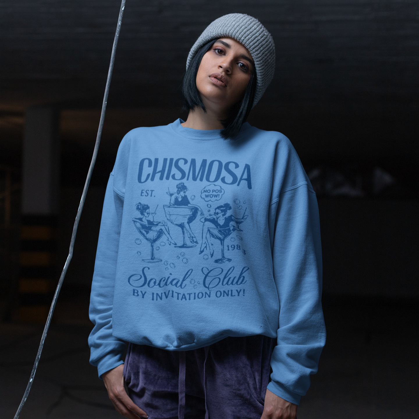 Sudadera con cuello redondo del Chismosa Social Club | ¡No Pos Wow! ¡Solo por invitación! Sudadera divertida con cuello redondo y forro polar latino | 3 colores disponibles