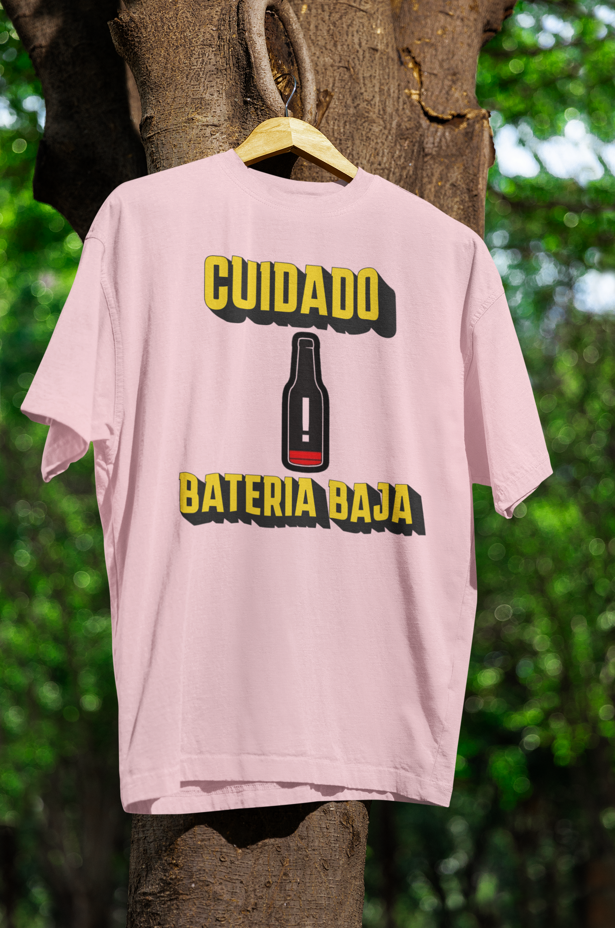 Cuidado Bateria Baja Cerveza Beer Funny Low Battery Latino T-shirt | Camisetas Virales de Bar | Unisex - 3 Colores