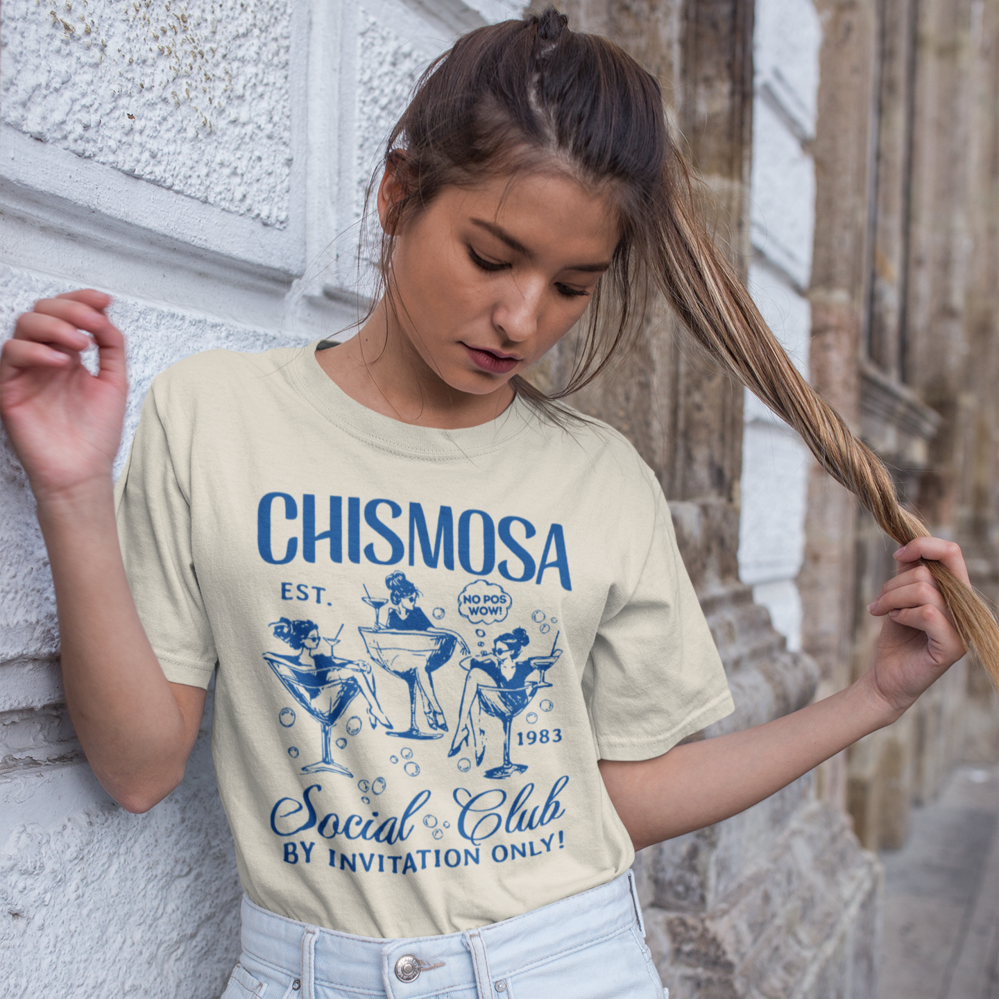 Camiseta Chismosa Social Club | ¡No Pos Wow! ¡Solo con invitación! Divertidas camisetas latinas unisex | 3 colores