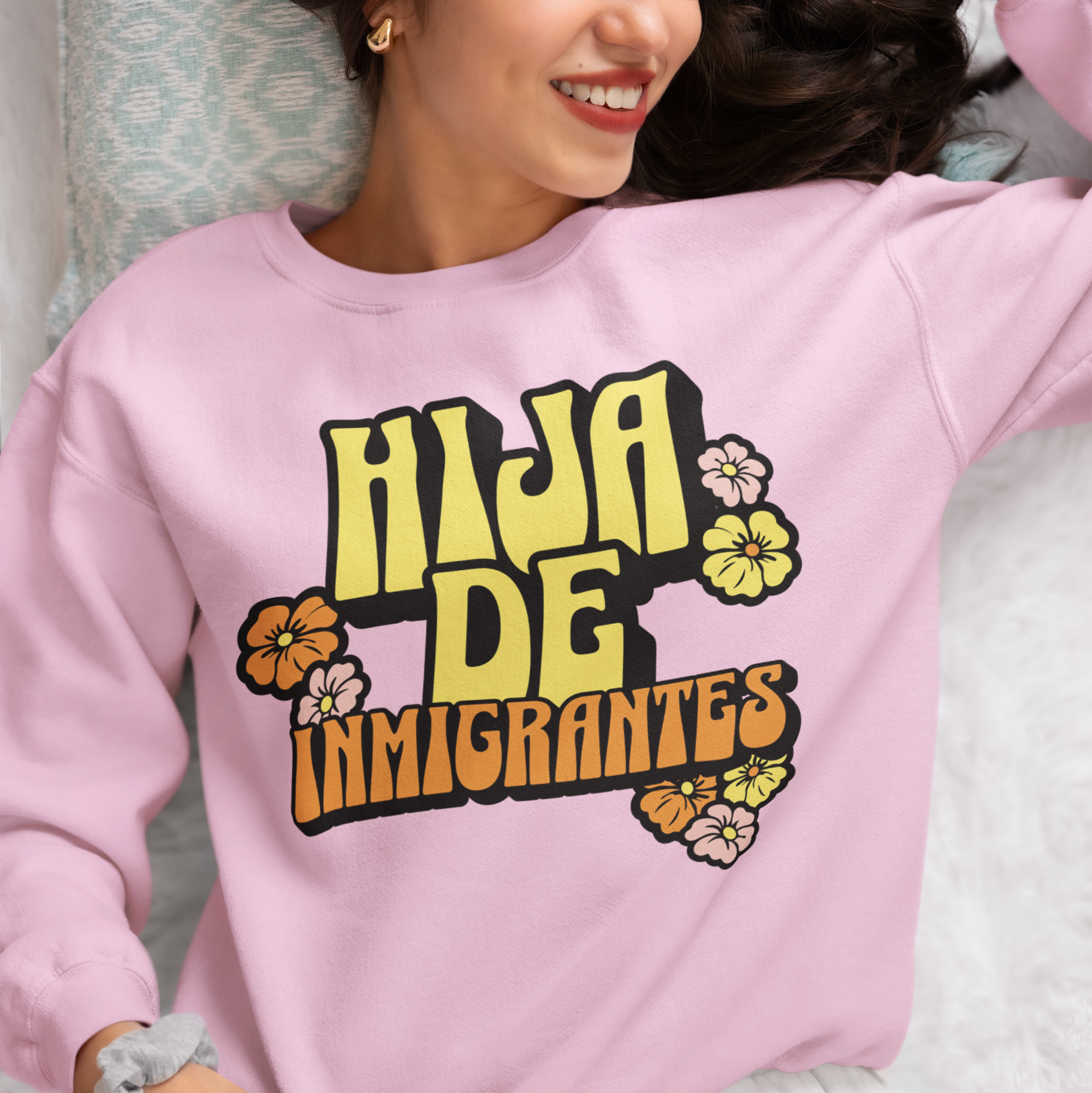 Sudadera con cuello redondo cómoda y forrada de vellón "Hija de Inmigrantes" | Linda, Bonita, Divertida, Latina | 3 Colores