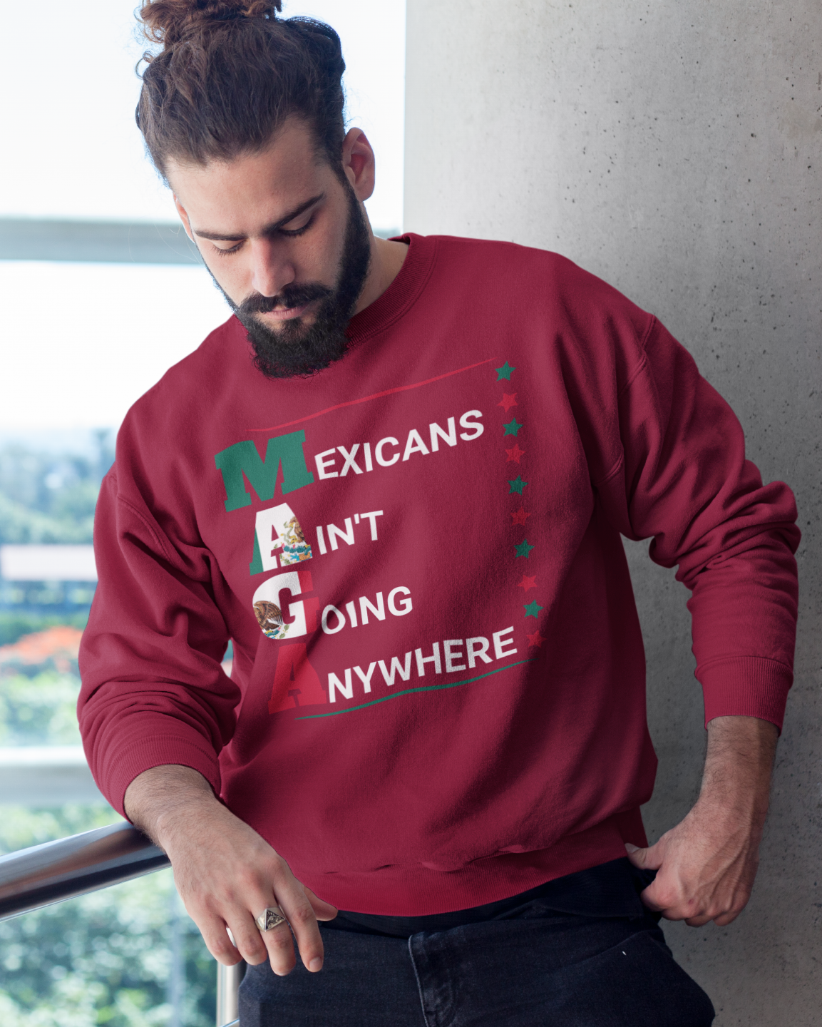 Sudadera con cuello redondo y forro polar "Los mexicanos no se van a ninguna parte V2" | Camisetas virales divertidas de orgullo latino | 3 colores