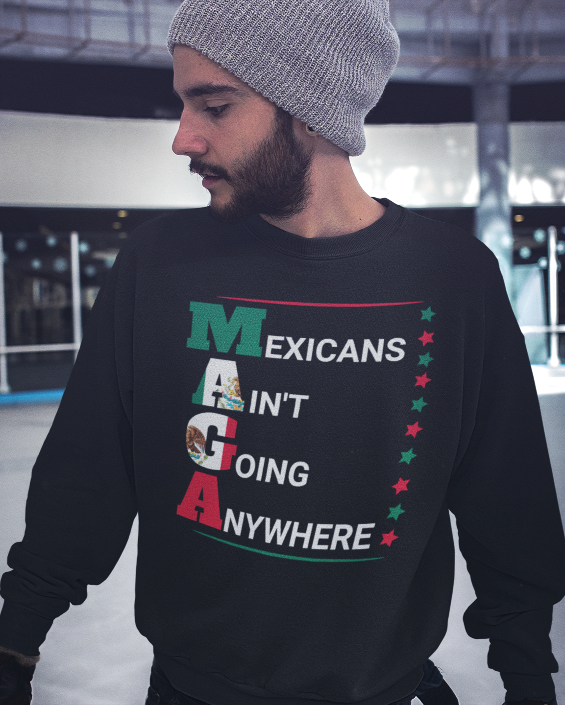 Sudadera con cuello redondo y forro polar "Los mexicanos no se van a ninguna parte V2" | Camisetas virales divertidas de orgullo latino | 3 colores