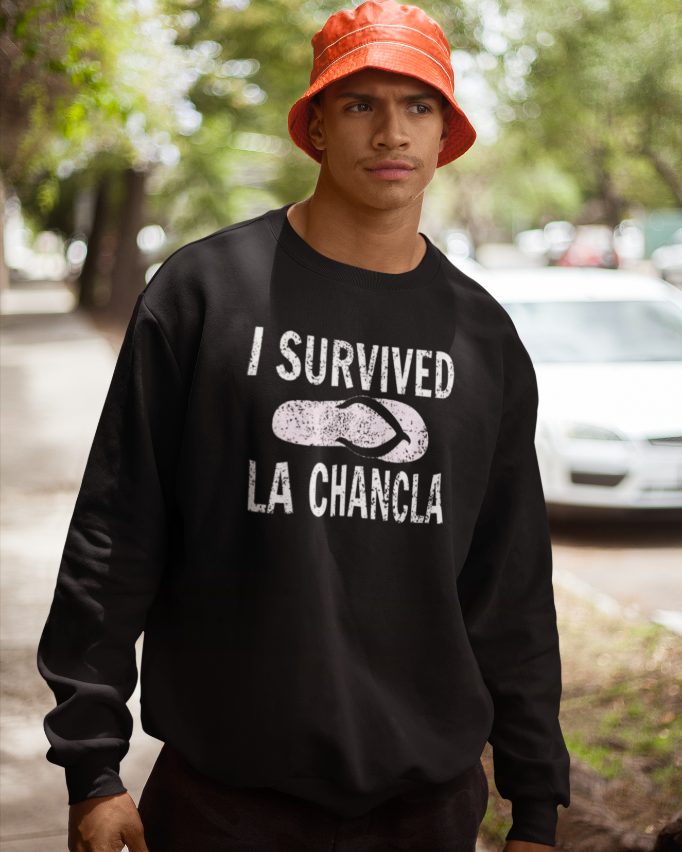 Sudadera de cuello redondo con forro polar "Sobreviví a La Chancla" | Diseño de broma de chancleta, orgullo latino, divertida, viral | 3 colores