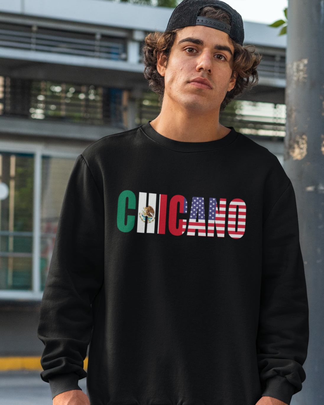 Suéter con cuello redondo y forro polar con la bandera de CHICANO México y EE. UU. | 4 de Julio | Latino viral divertido