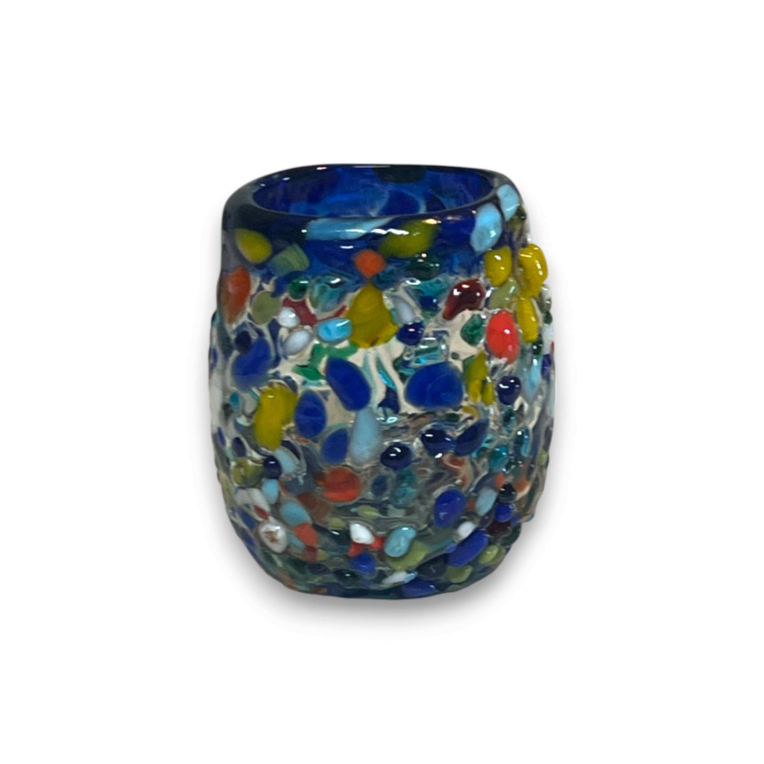 Vaso Tequilero con Borde de Confeti | Cristalería Mexicana Soplada a Mano con Borde Azul