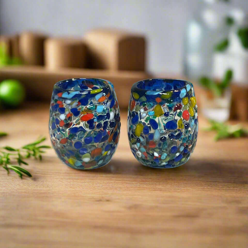 Vaso Tequilero con Borde de Confeti | Cristalería Mexicana Soplada a Mano con Borde Azul