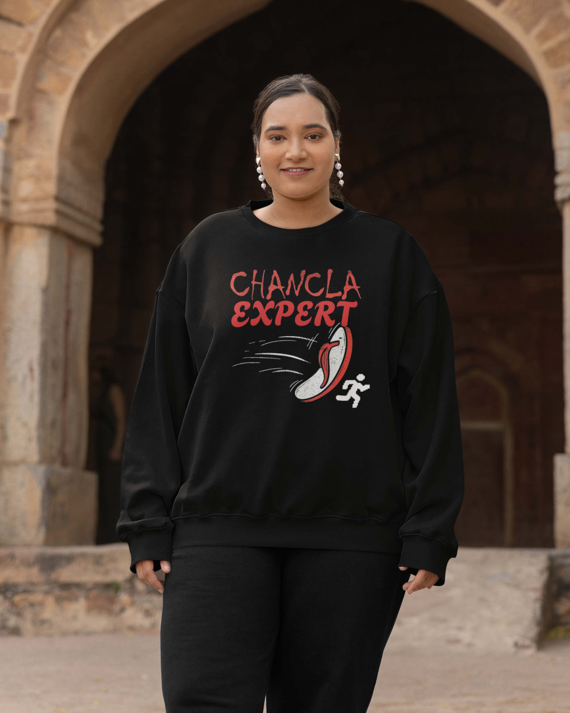 Sudadera con cuello redondo y forro polar Chancla Expert | Diseño de broma del Día de la Madre Orgullo latino Divertida sudadera viral