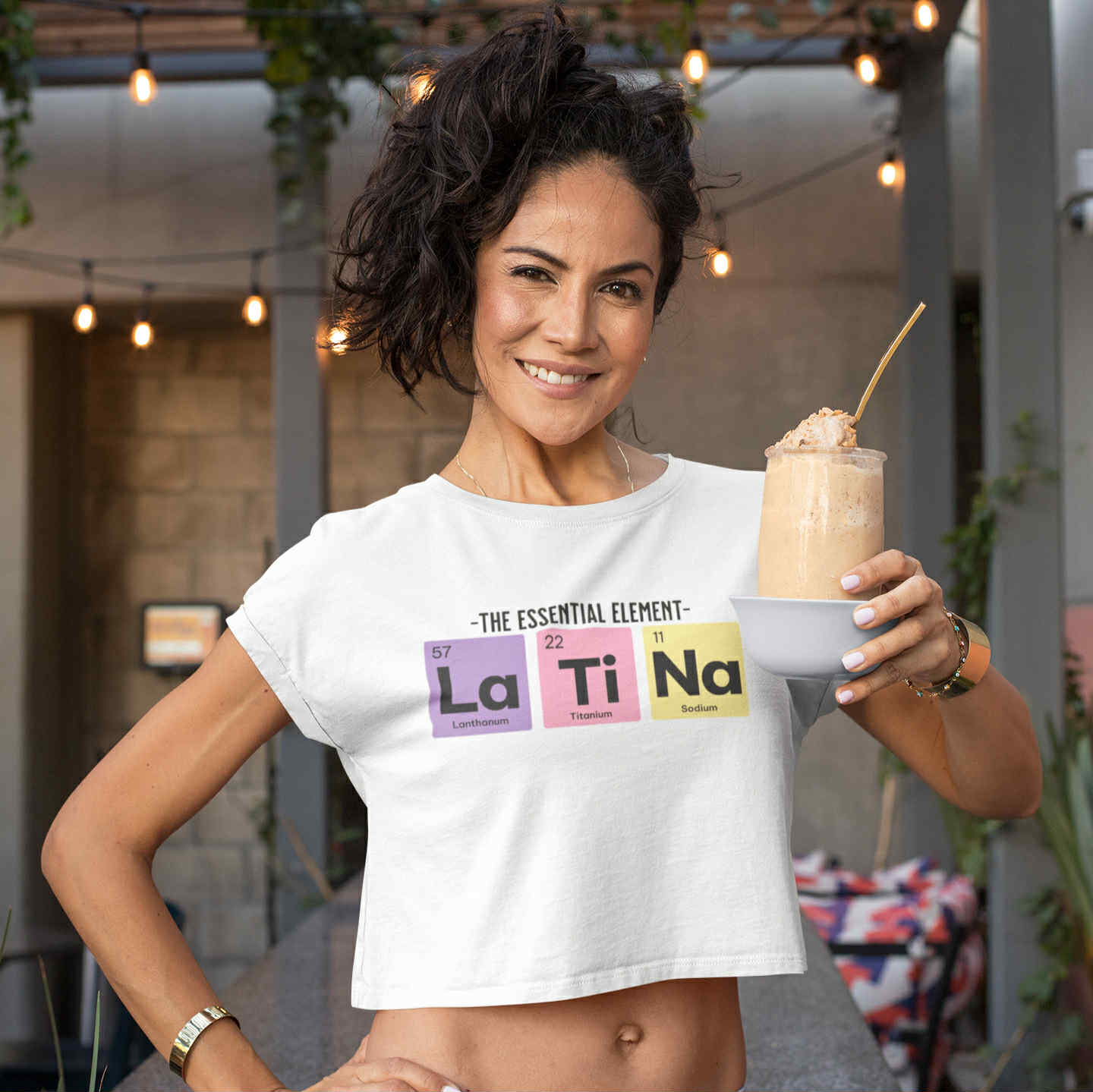 Camiseta Corta Fluida de Química de la Tabla Periódica Latina | El Elemento Esencial La Ti Na para Mujer | 2 Colores