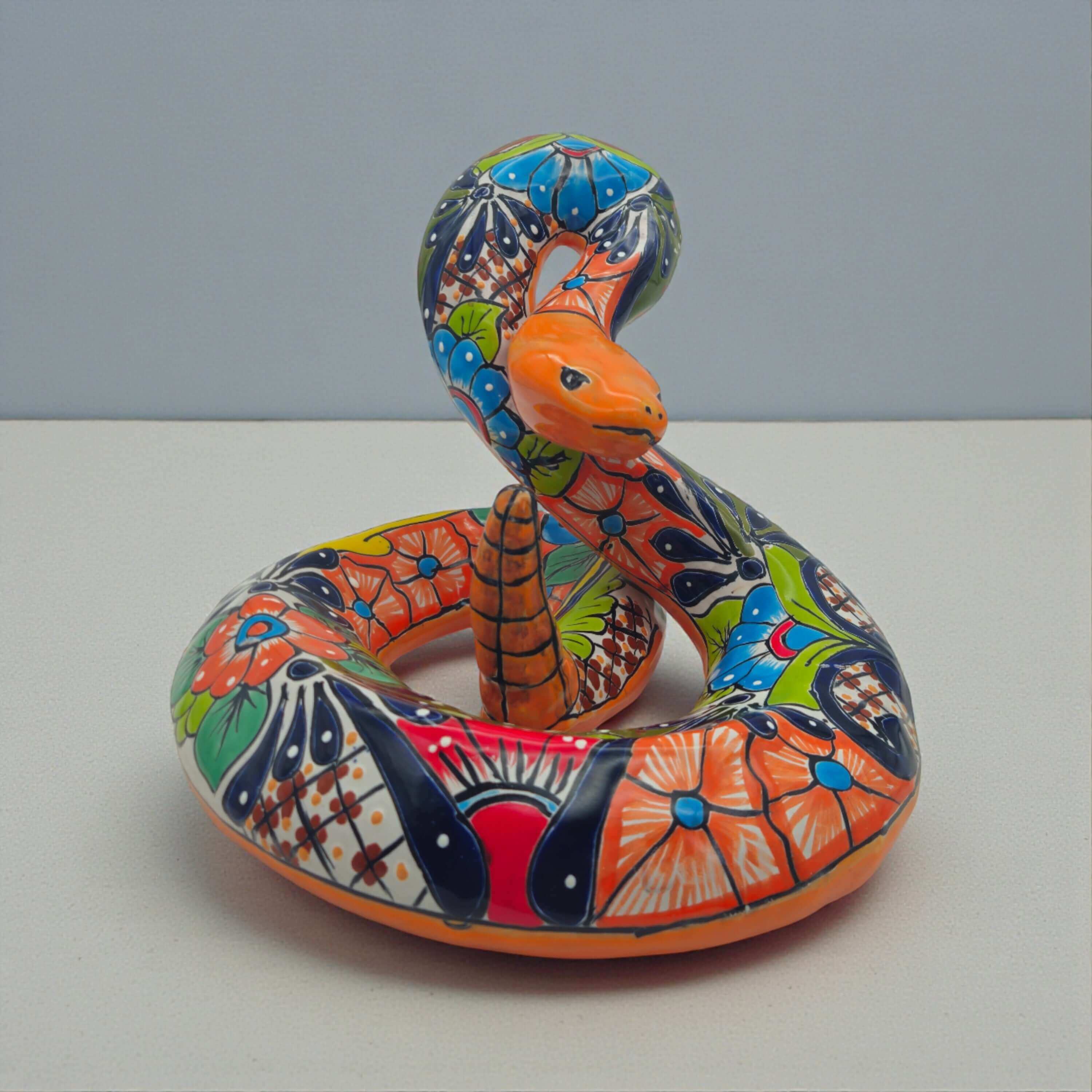Escultura de serpiente de Talavera colorida | Arte cerámico hecho a mano