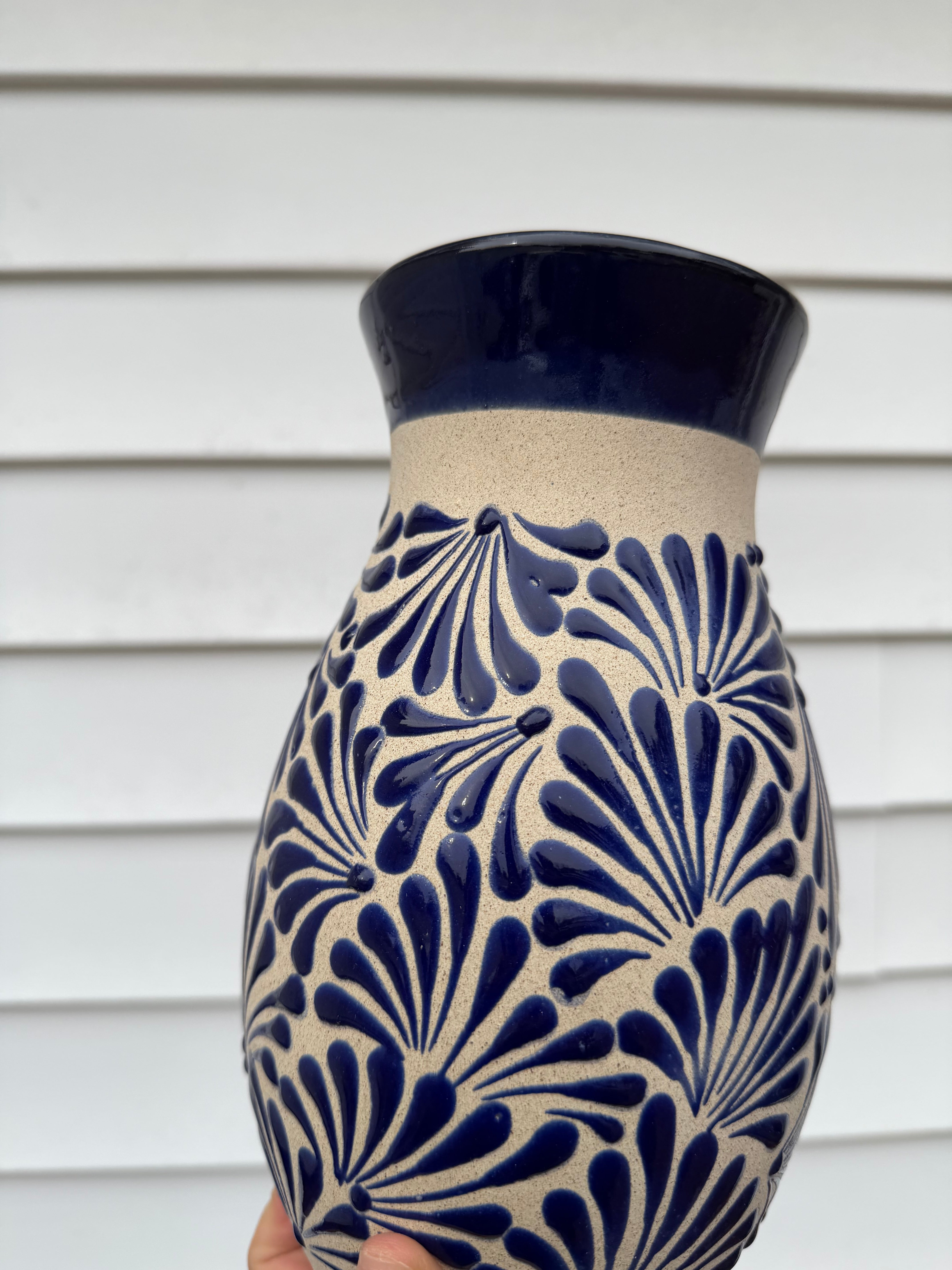 Jarrón floral de arcilla con engobe azul