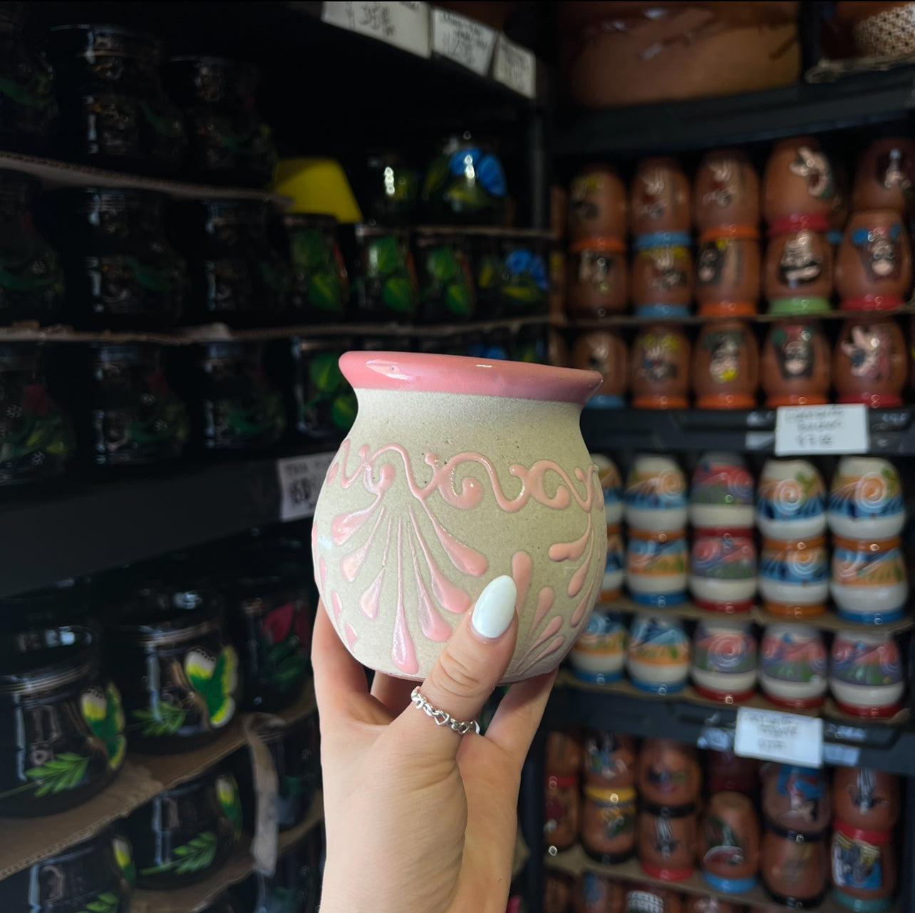 Taza de barro engobada en rosa