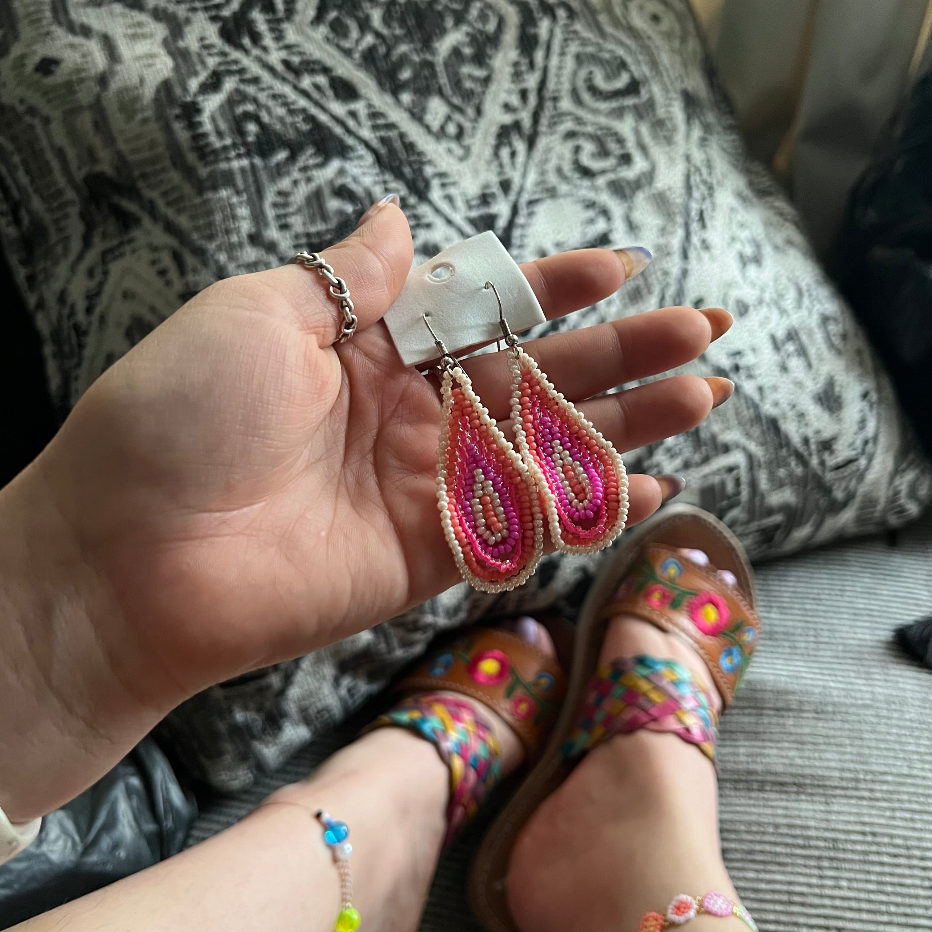 Pendientes largos de cuentas rosadas