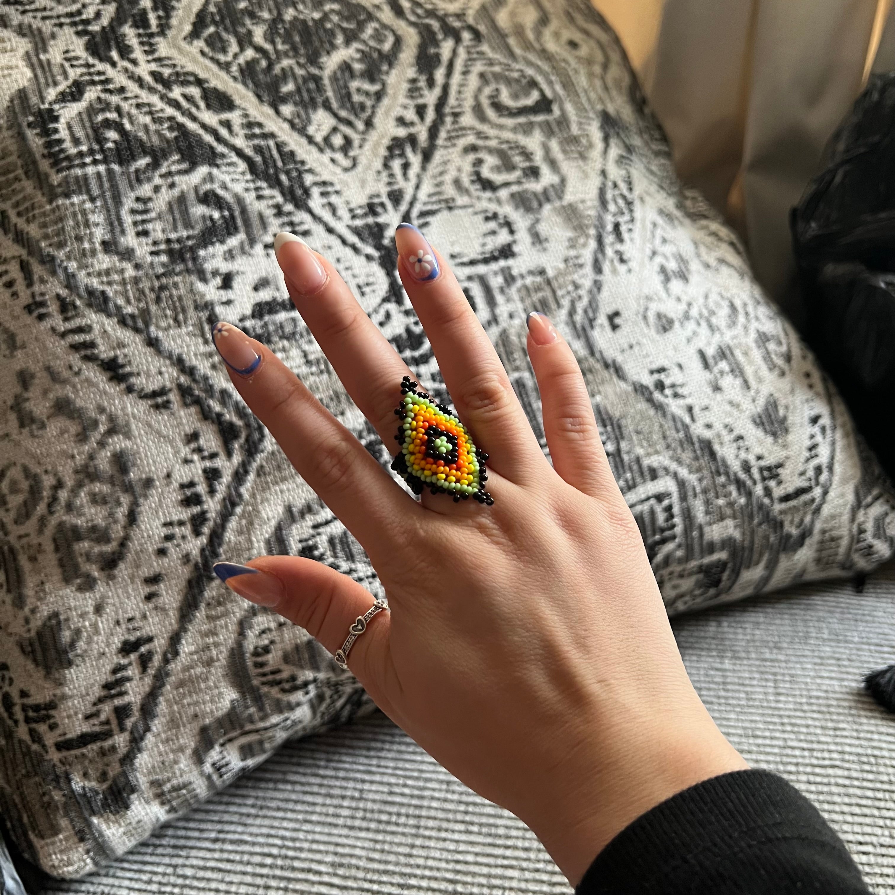 Anillo elástico huichol de cuentas de vidrio
