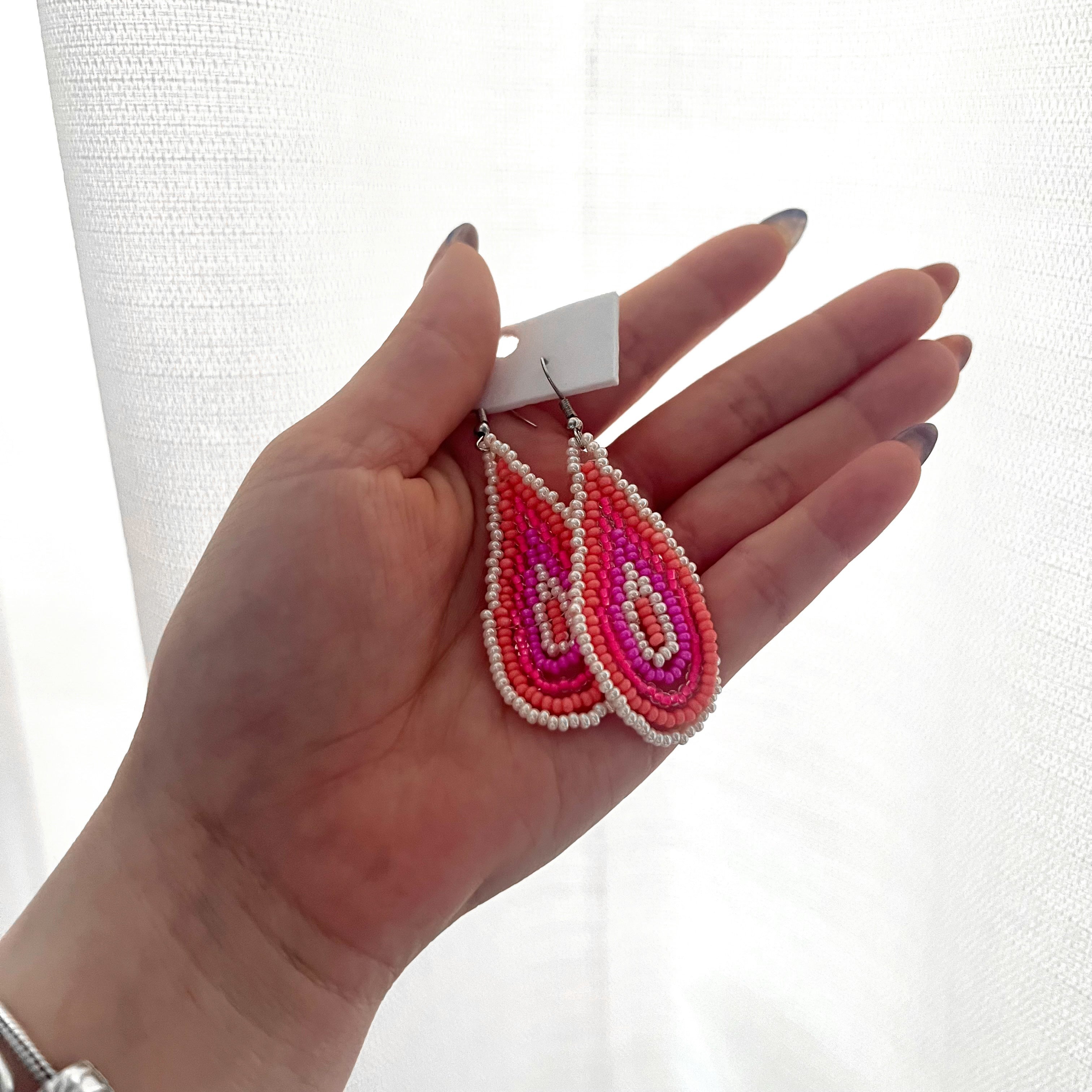 Pendientes largos de cuentas rosadas