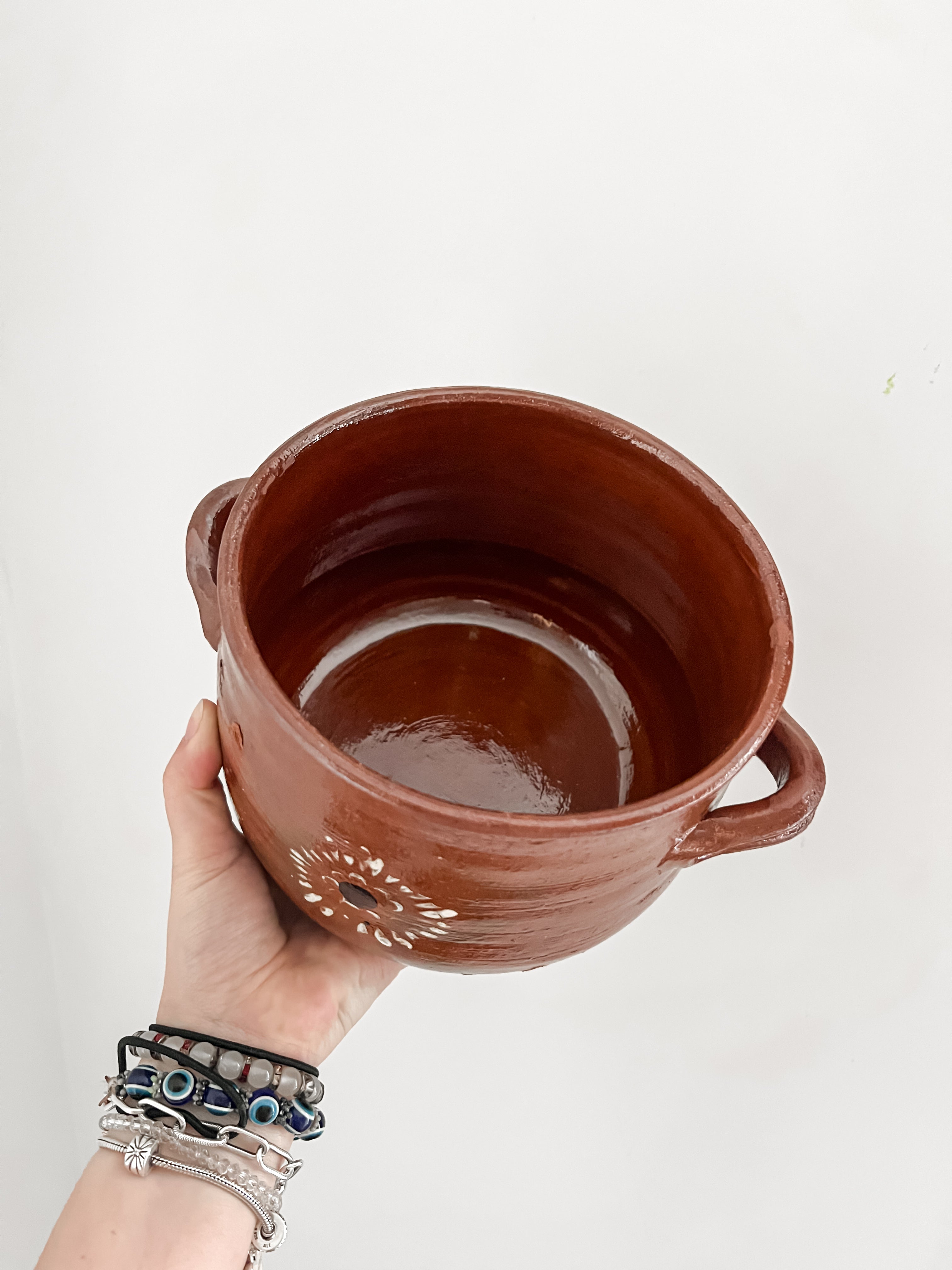 Olla pequeña de alfarería tradicional