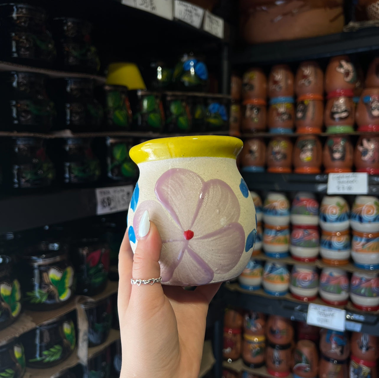 Taza de barro con engobe floral