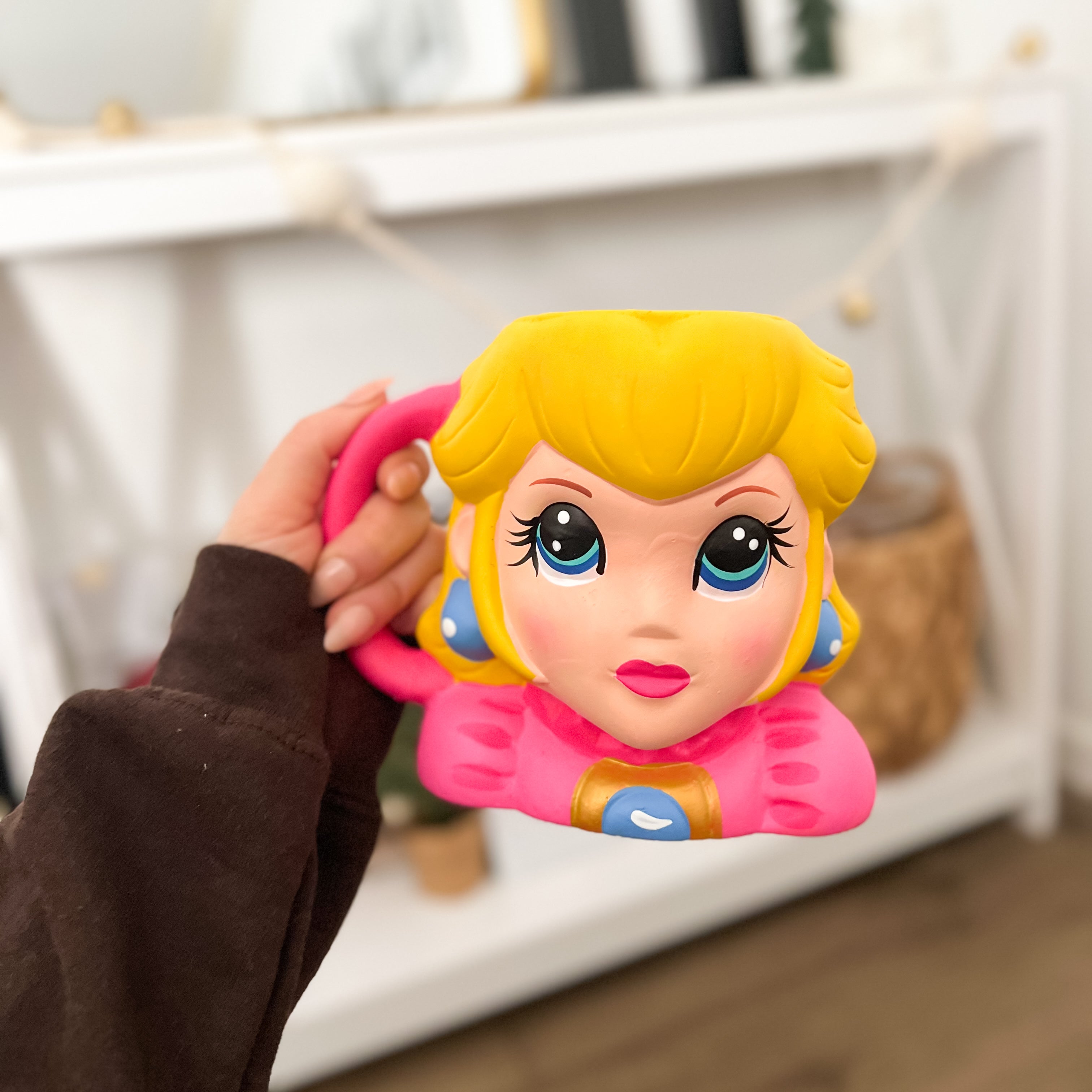 Taza artesanal con cabezas de personajes