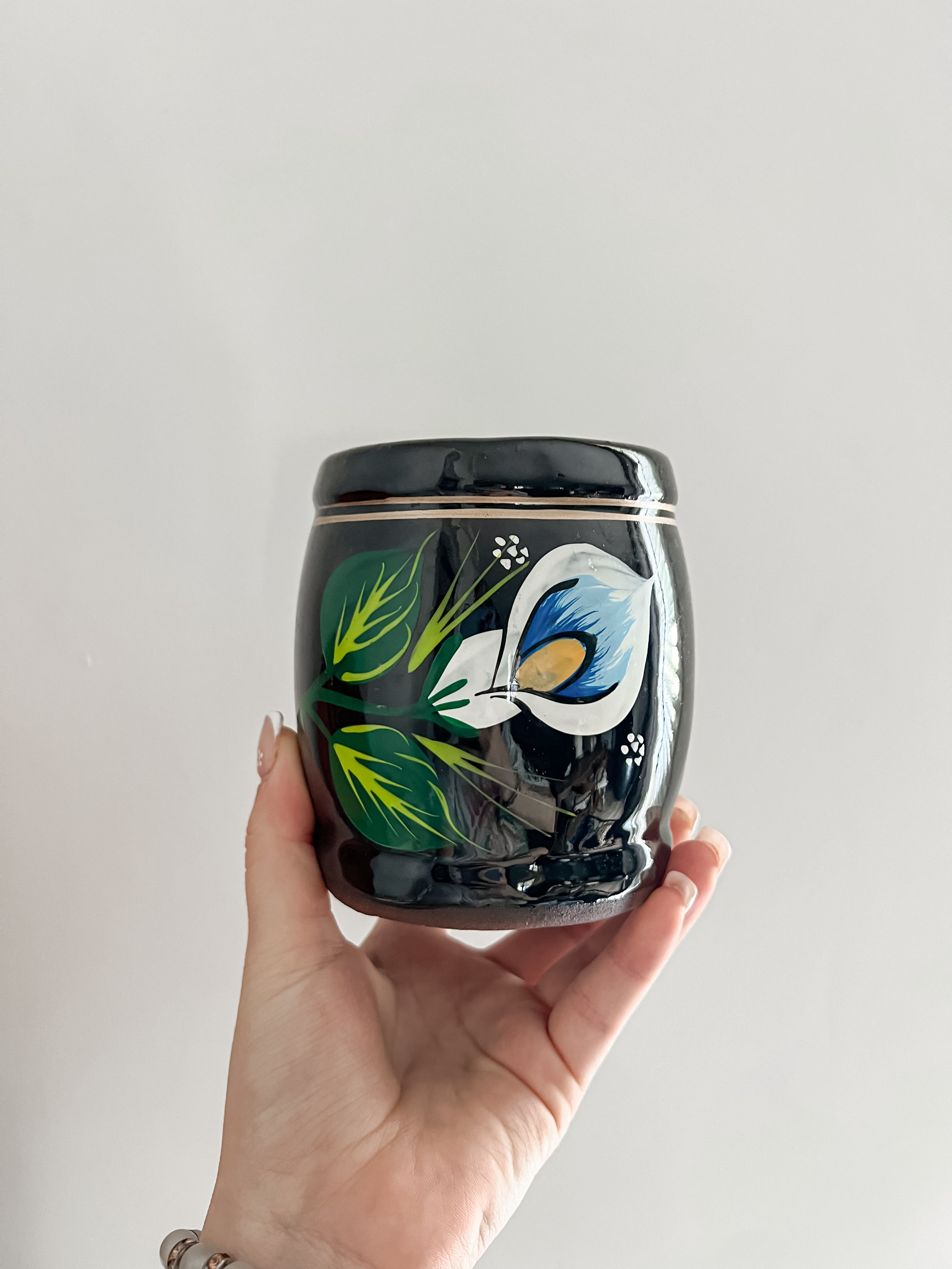 Taza Artesanal Floral de Cerámica Negra