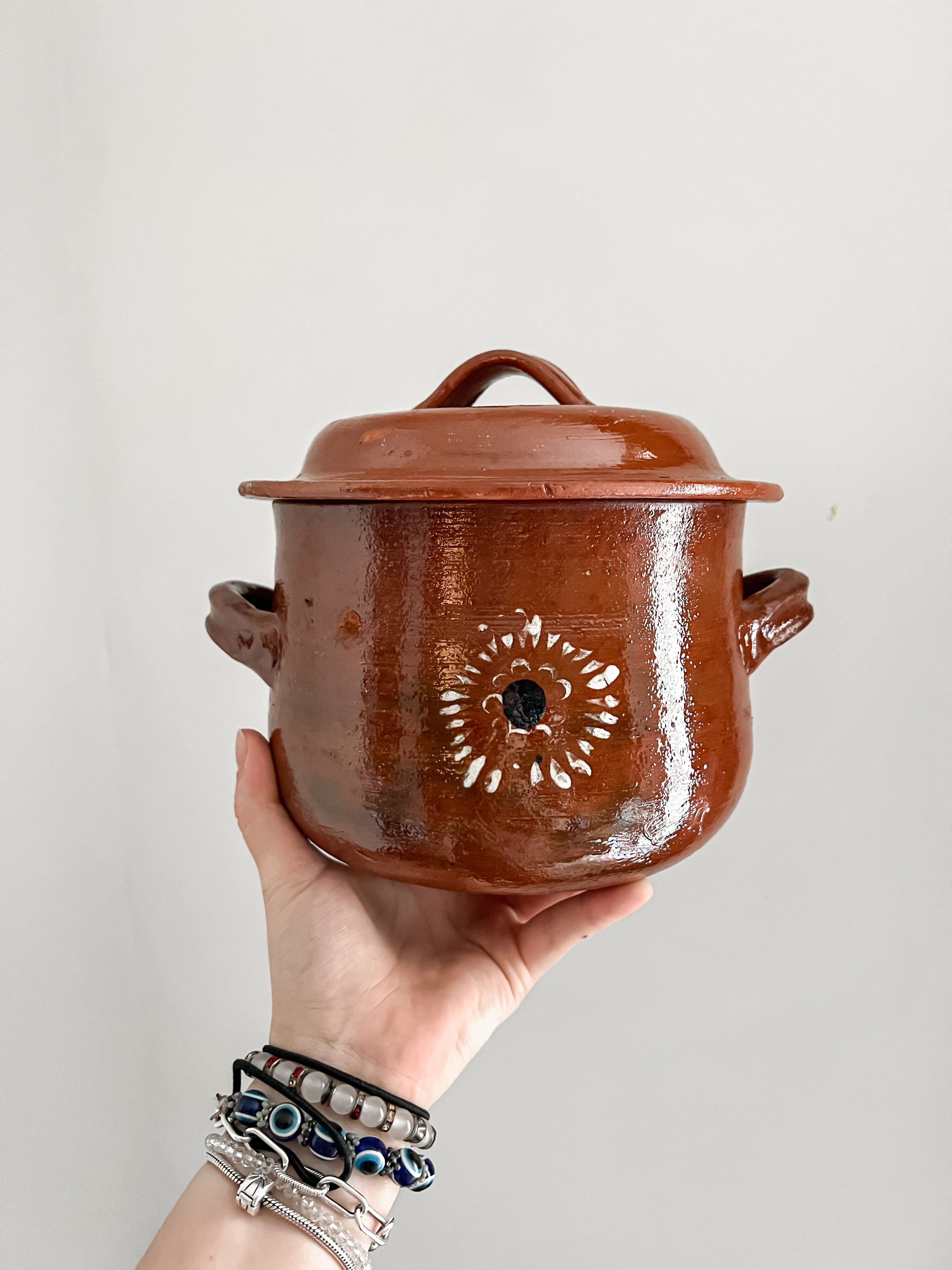 Olla pequeña de alfarería tradicional