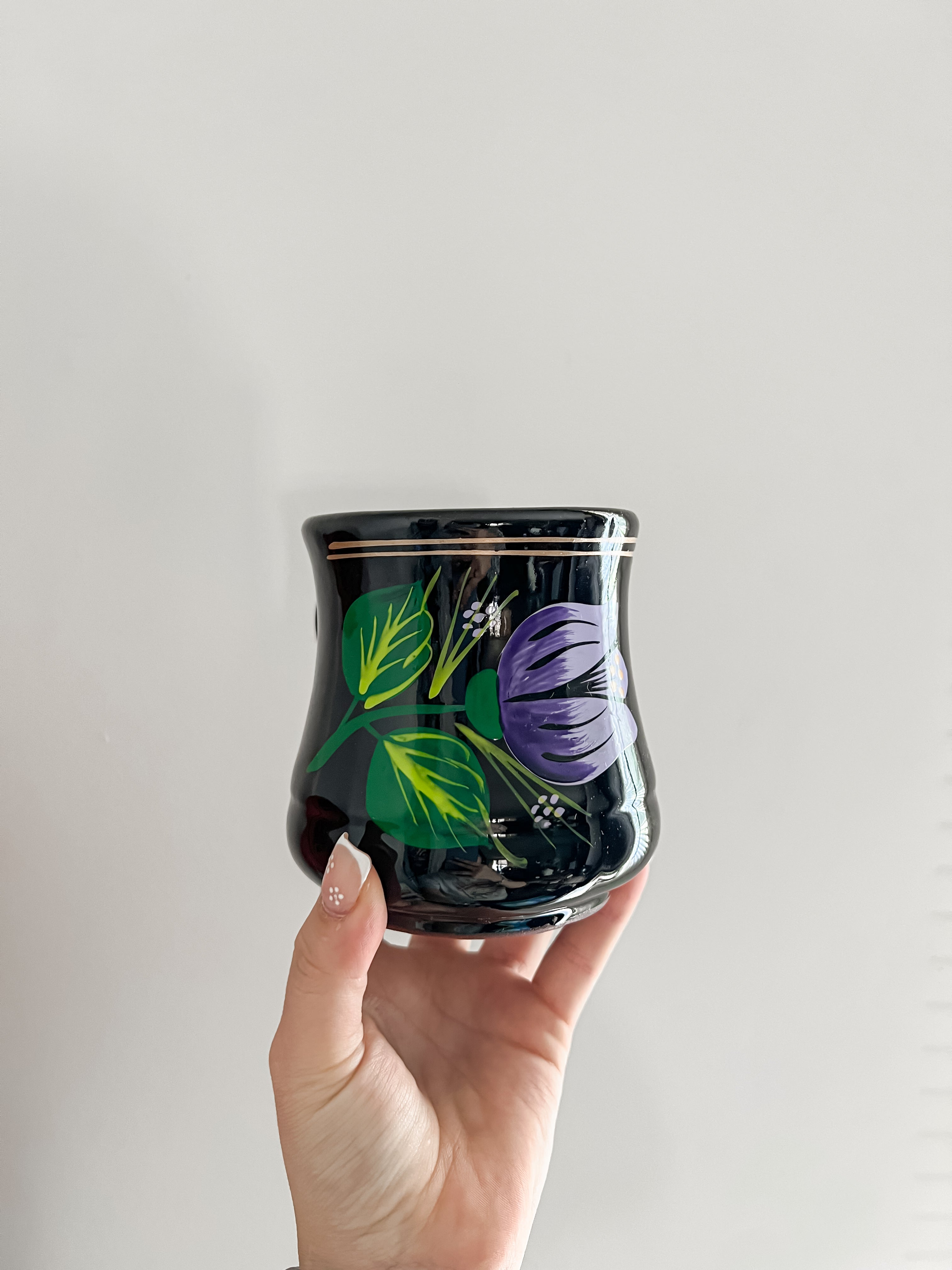 Taza Artesanal Floral de Cerámica Negra