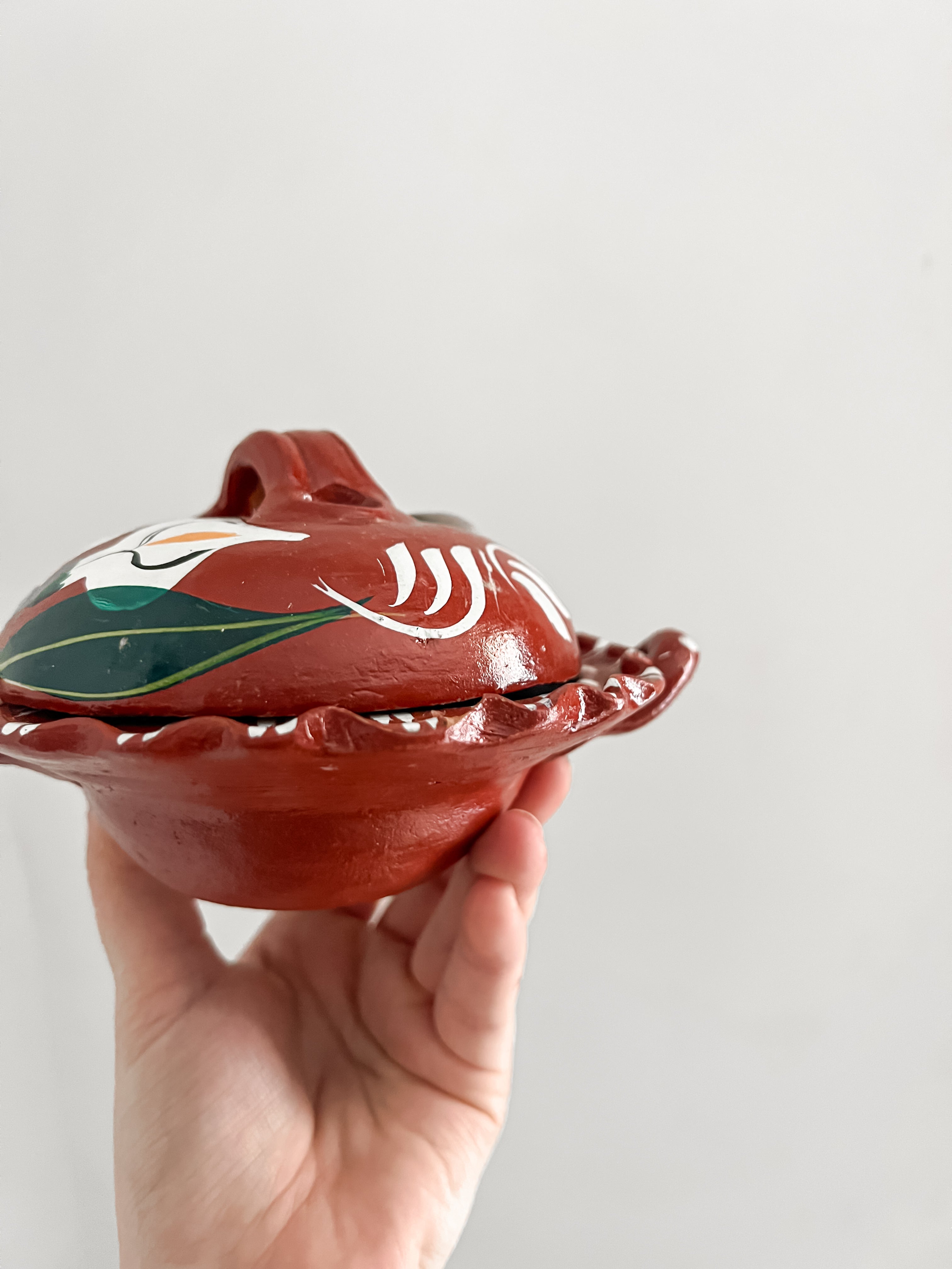 Salsera roja con tapa