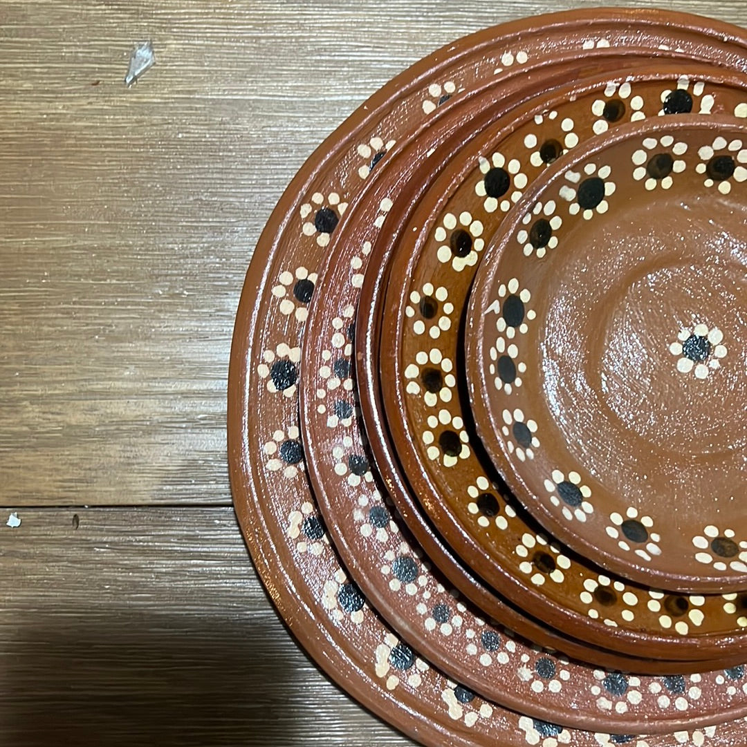 Platos de cerámica redondos tradicionales