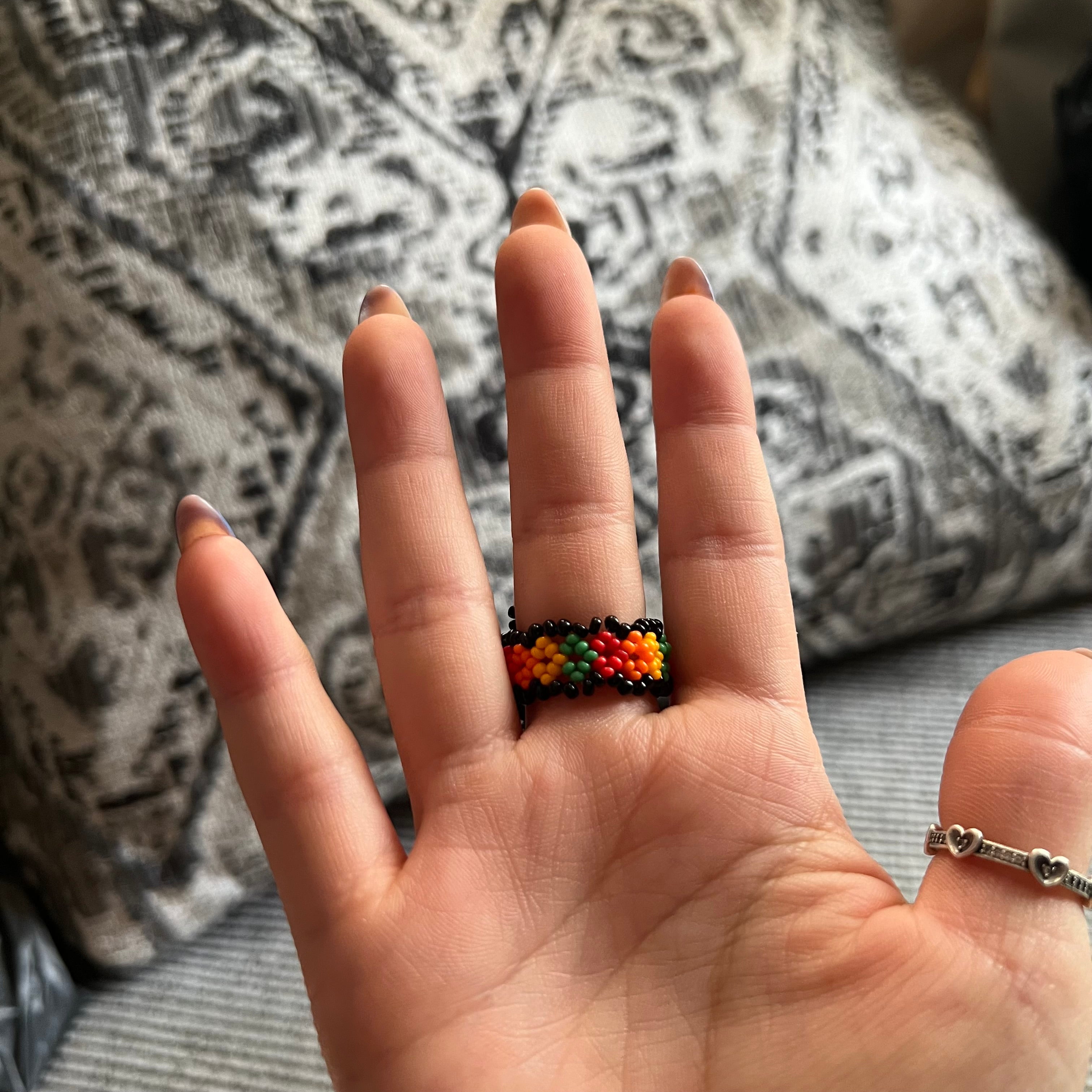 Anillo elástico huichol de cuentas de vidrio