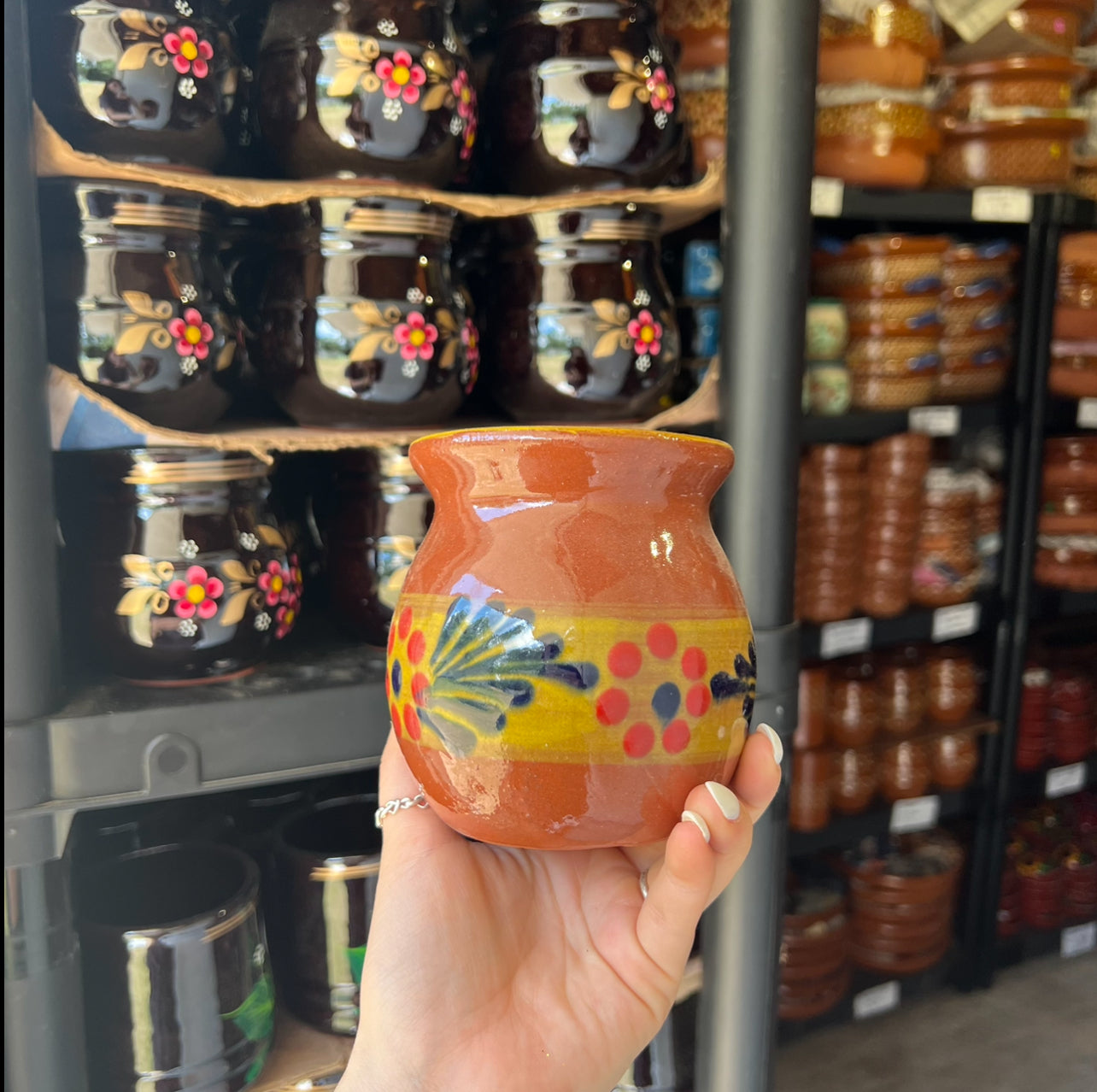 Taza de cerámica brillante pintada a mano