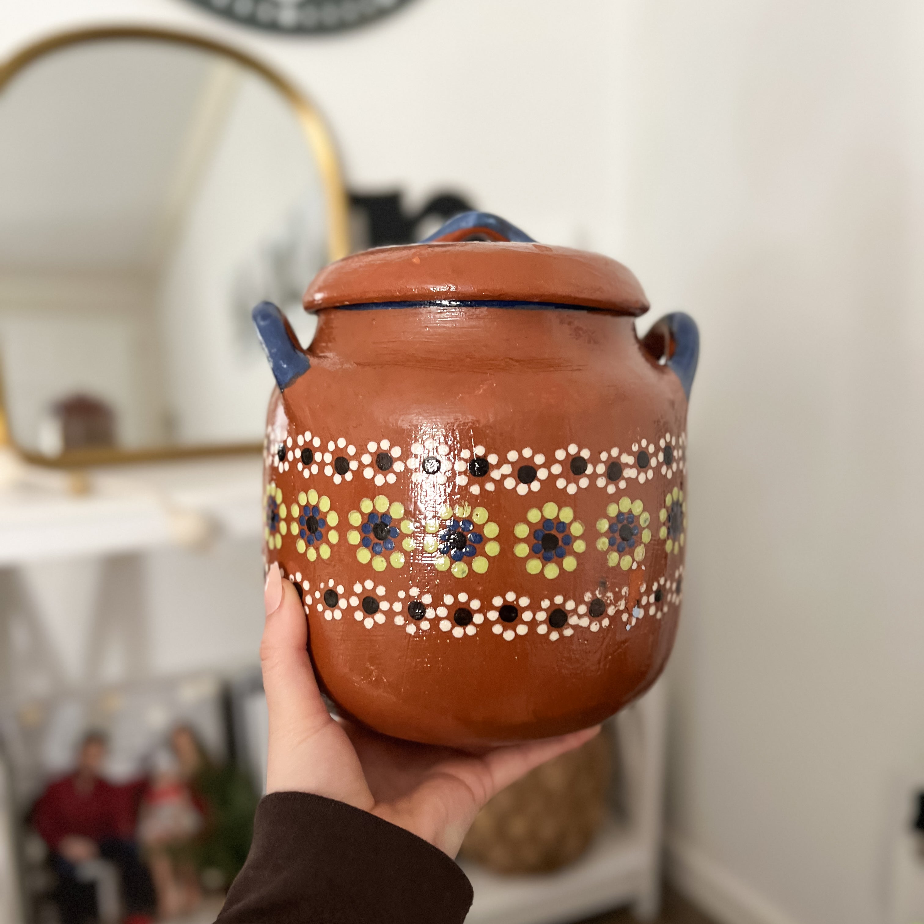 Olla de barro de frijoles mexicana