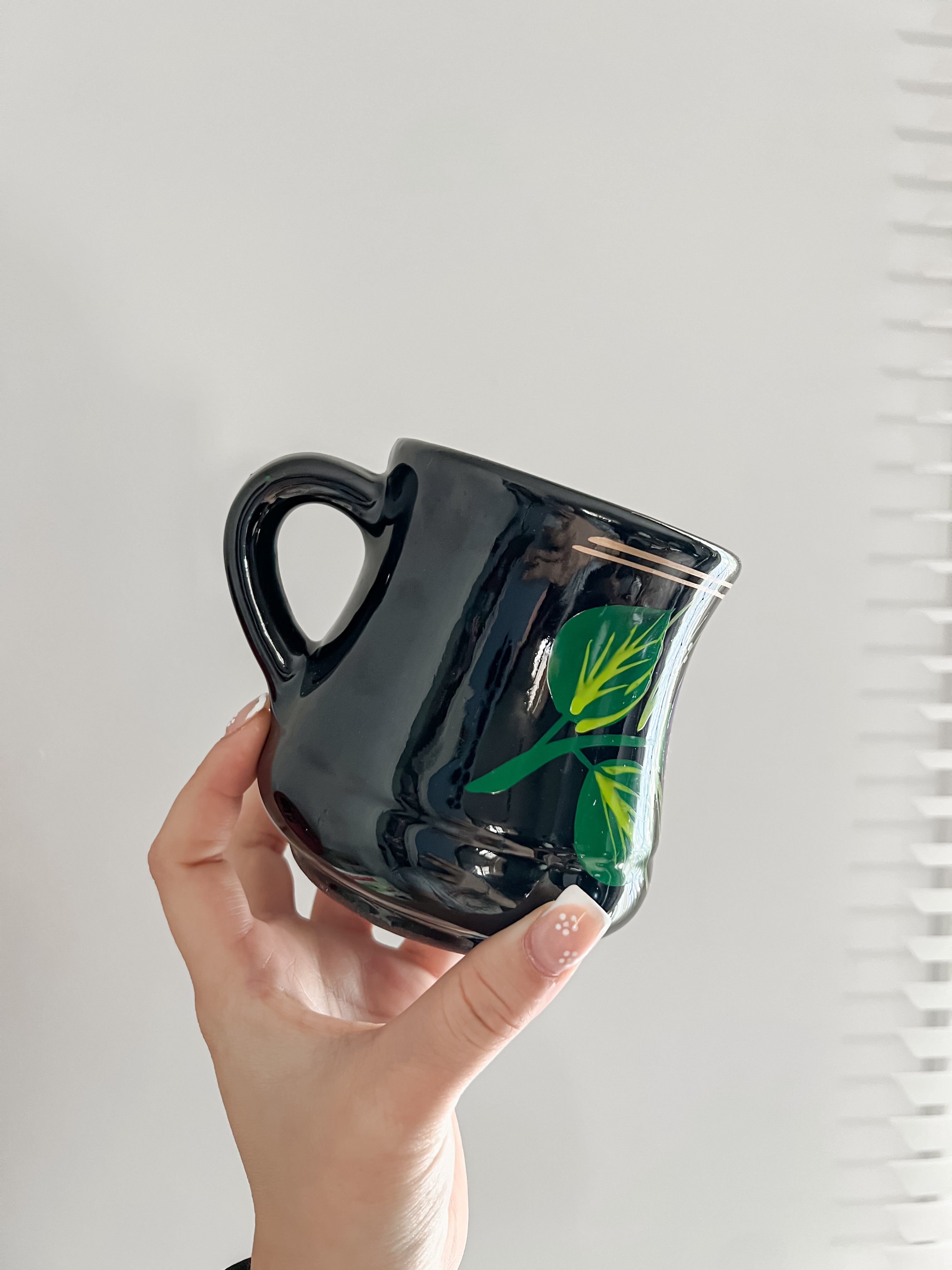 Taza Artesanal Floral de Cerámica Negra