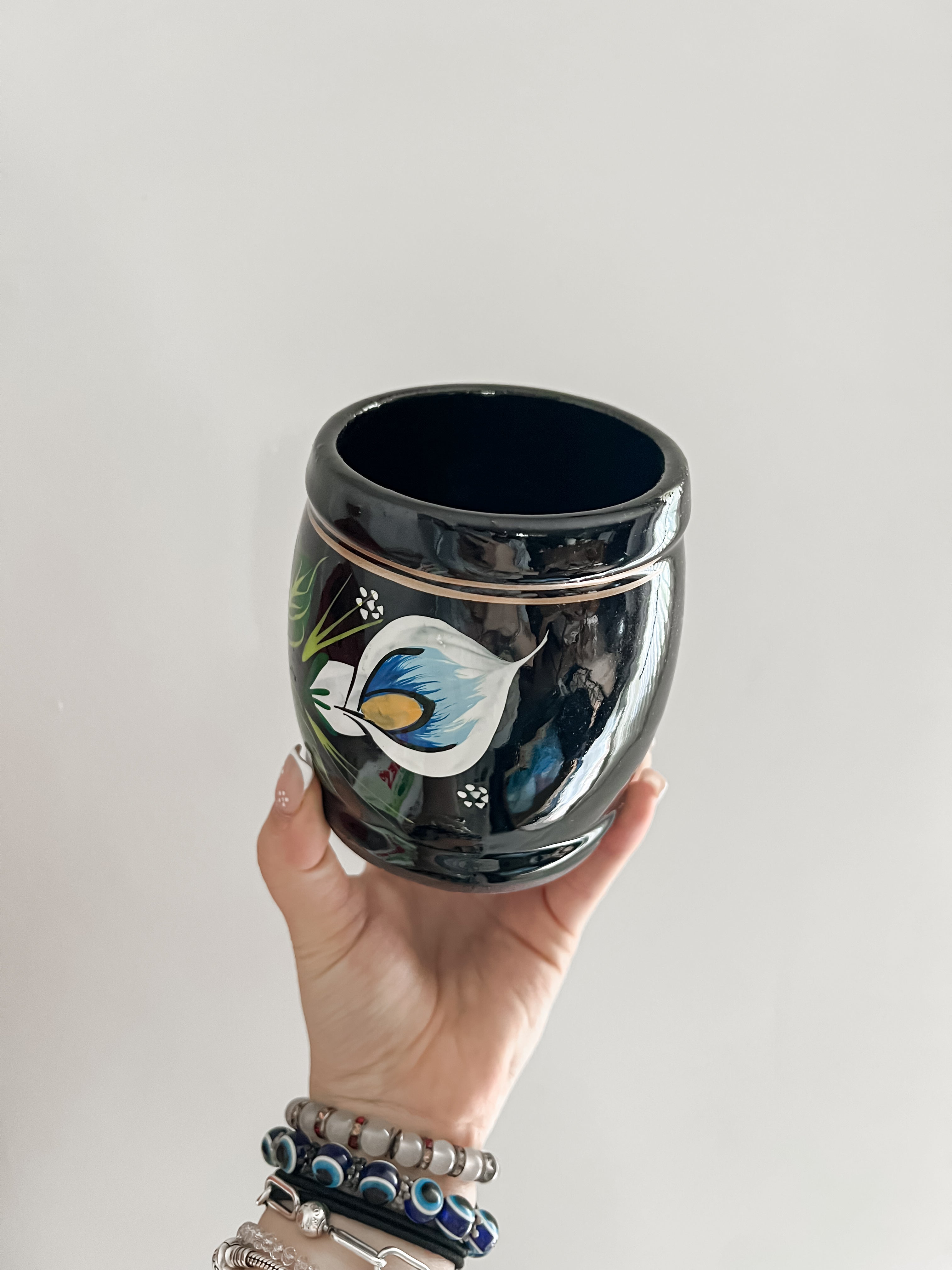 Taza Artesanal Floral de Cerámica Negra