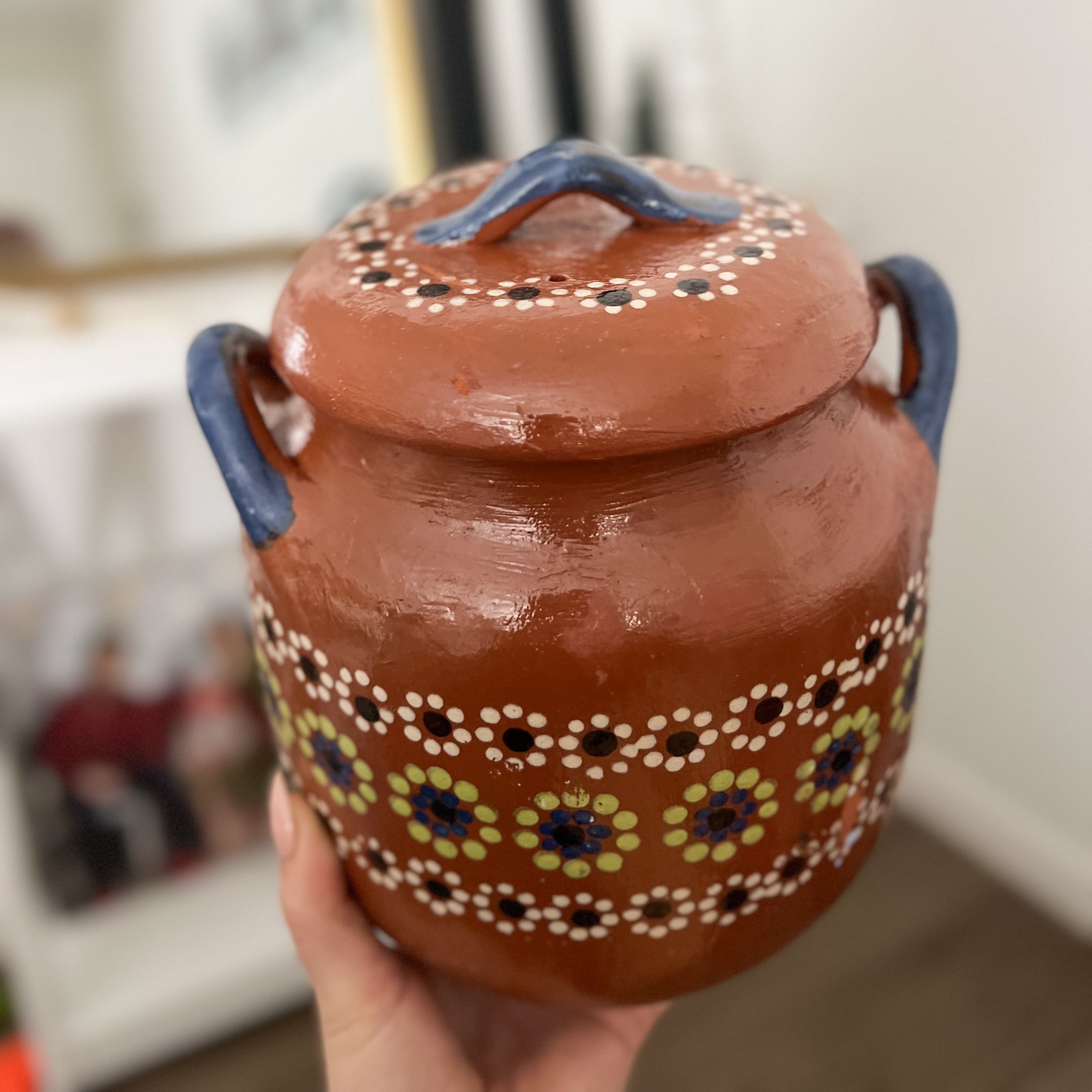 Olla de barro de frijoles mexicana