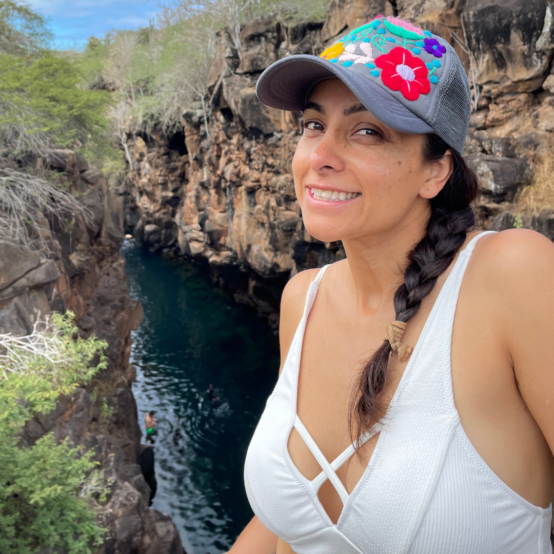 Gorra trucker Tulum bordada a mano con flores - México