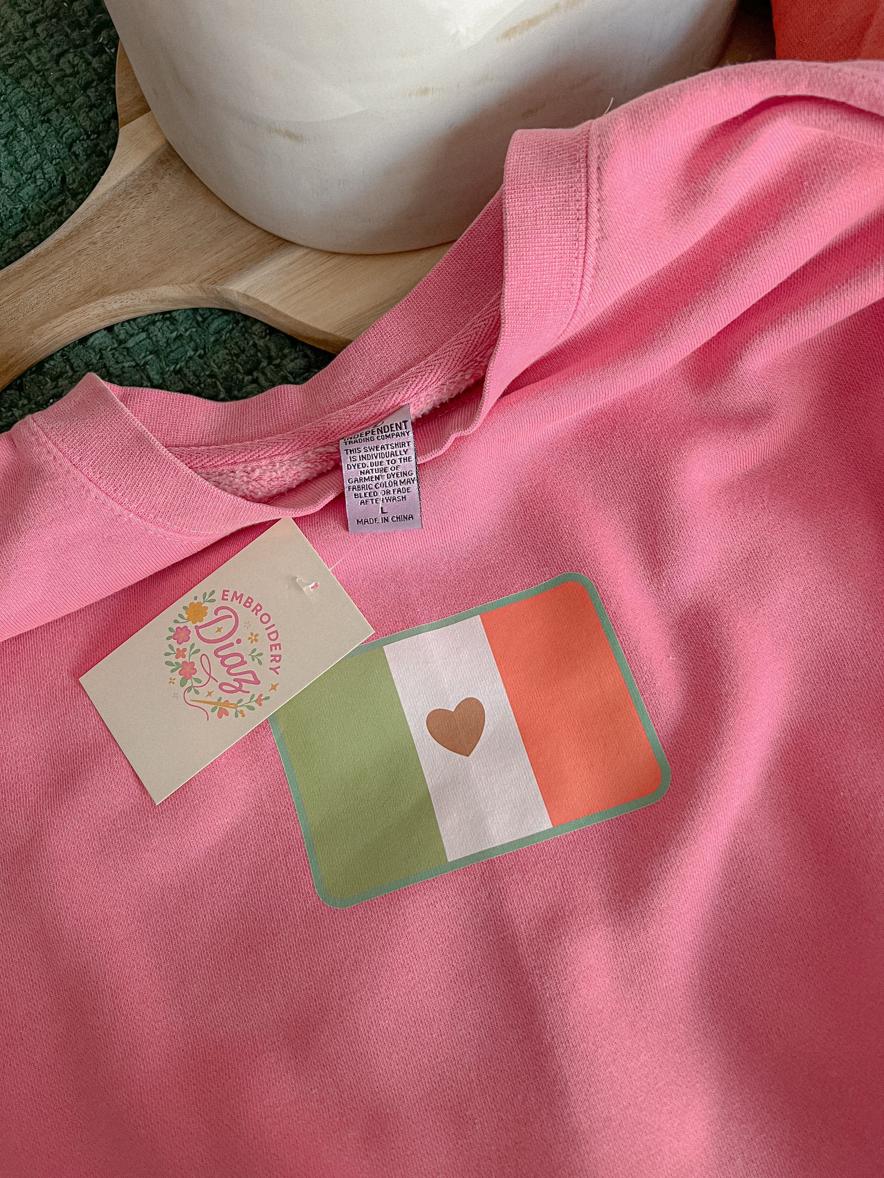 Postcard Saludos Crewneck & Tee