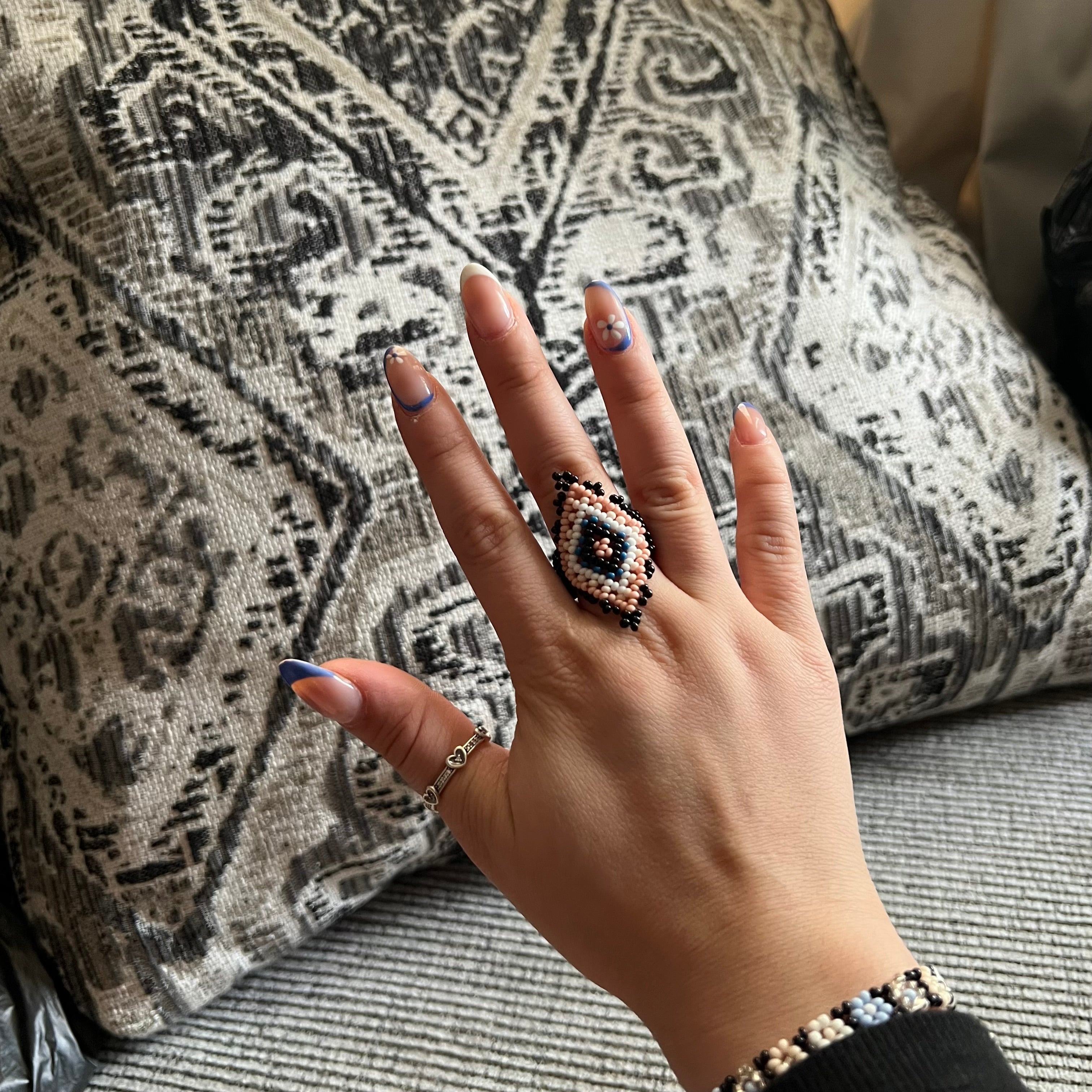 Anillo elástico huichol de cuentas de vidrio