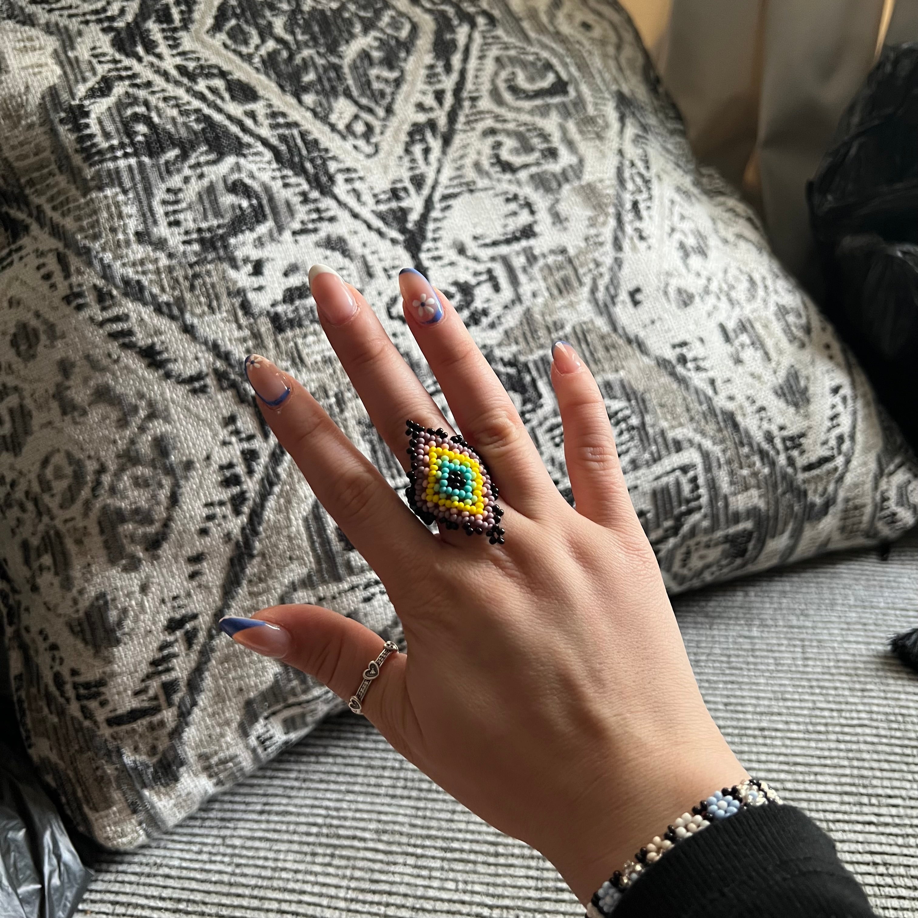 Anillo elástico huichol de cuentas de vidrio