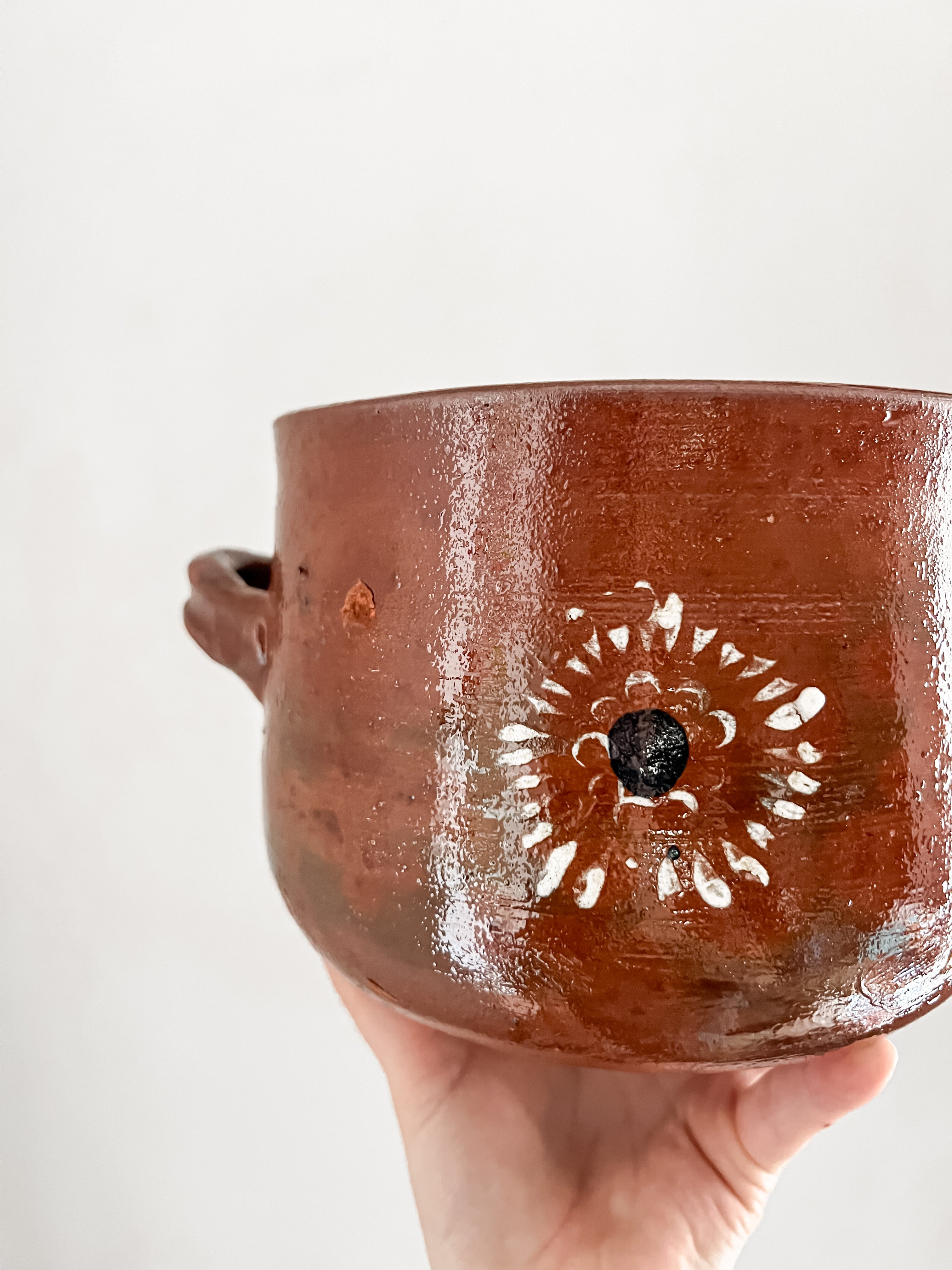 Olla pequeña de alfarería tradicional