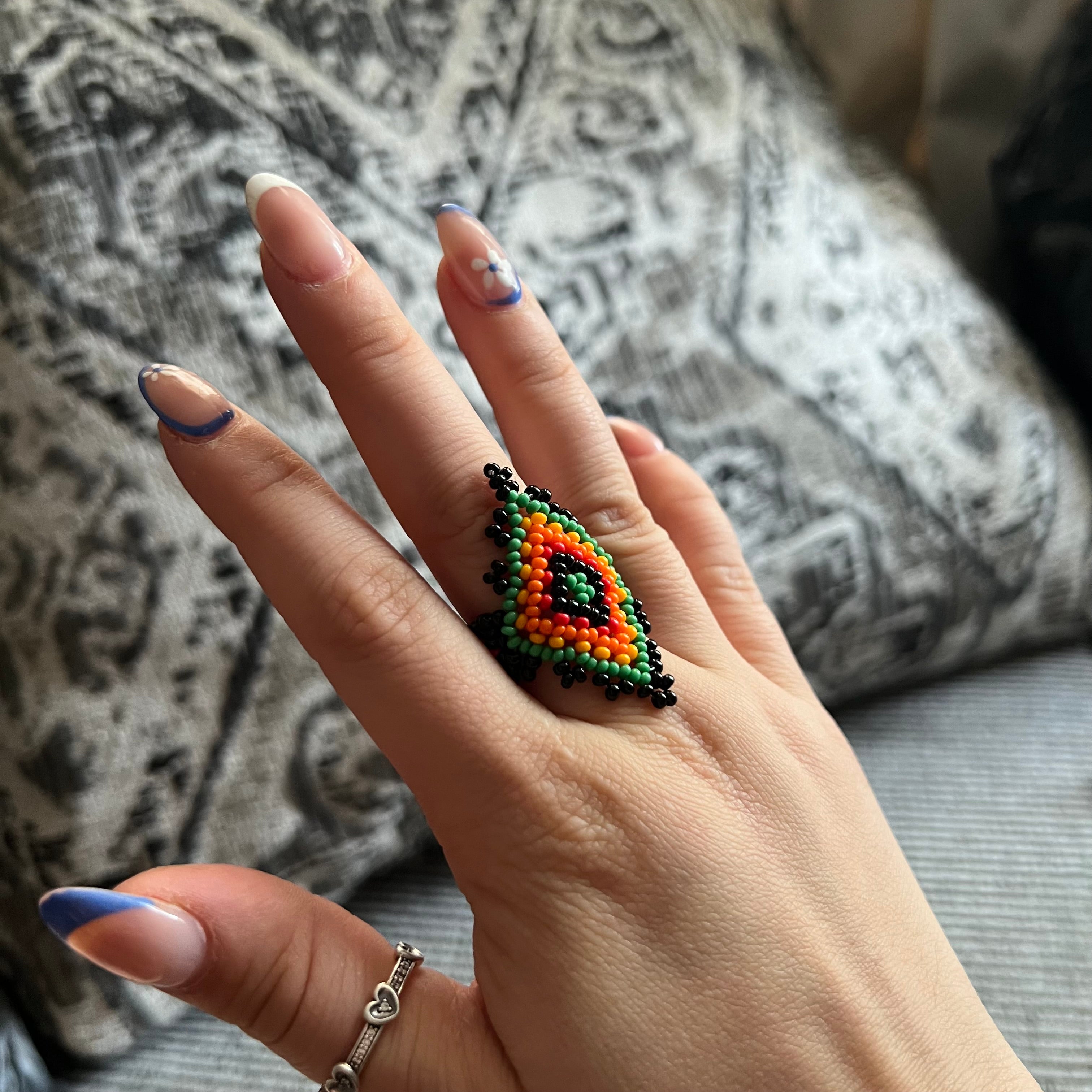 Anillo elástico huichol de cuentas de vidrio