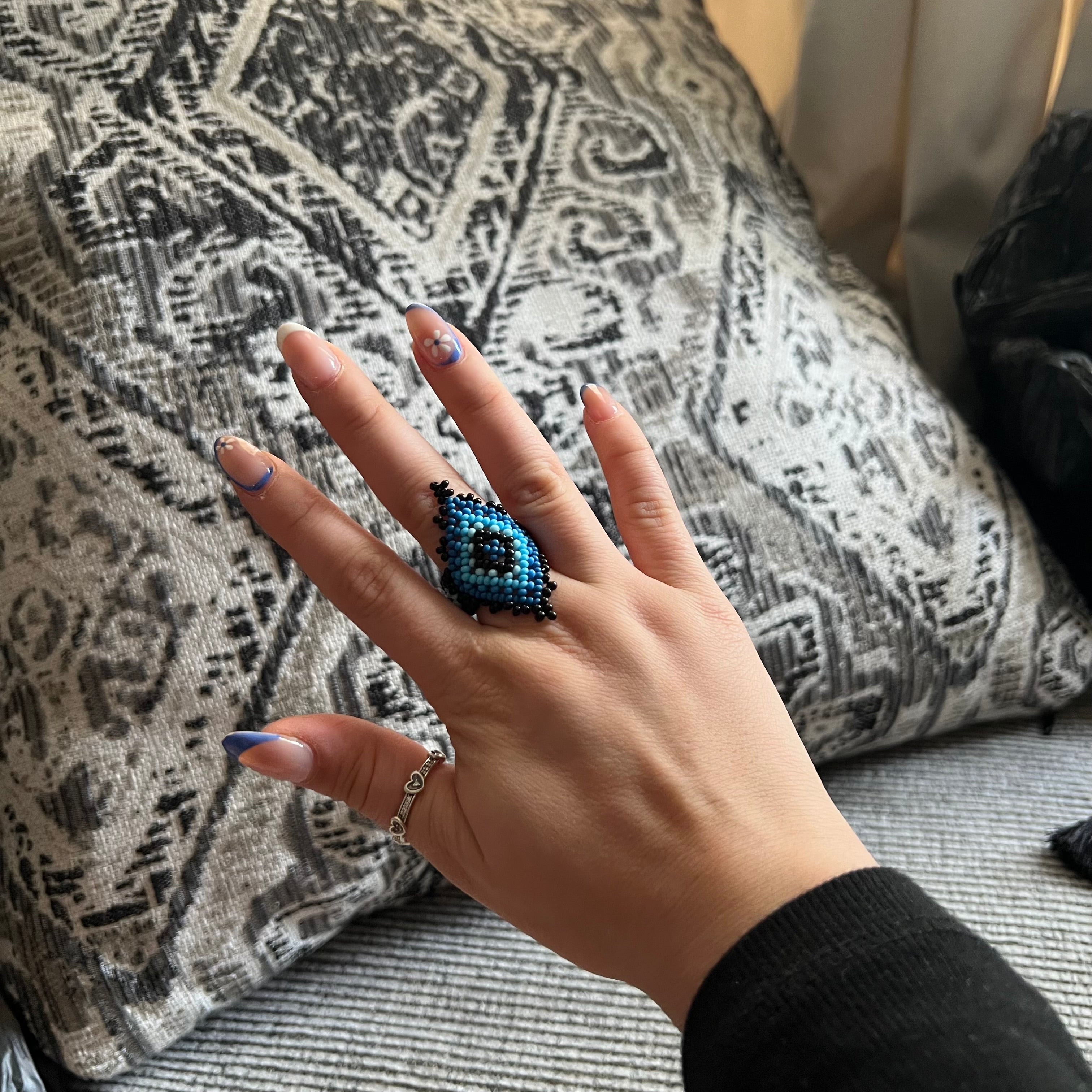 Anillo elástico huichol de cuentas de vidrio